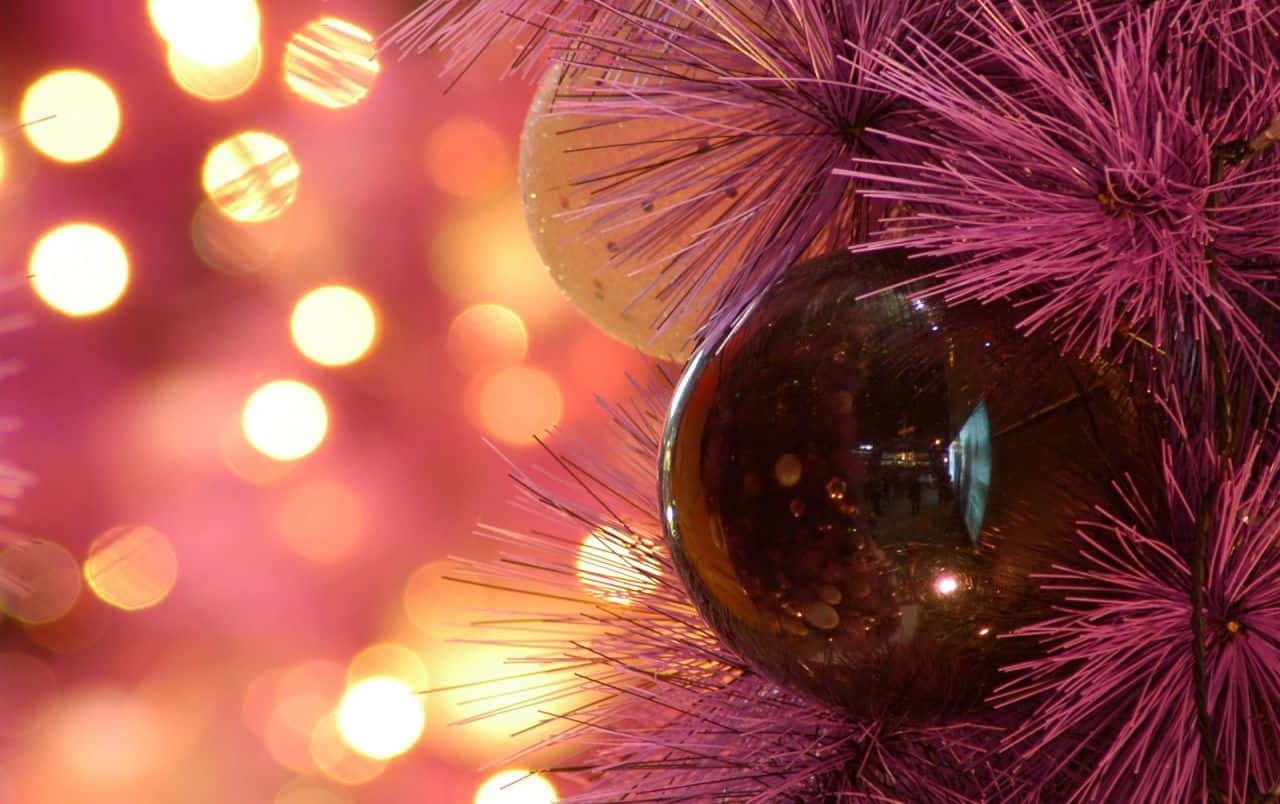 Verschönernsie Ihren Weihnachtsbaum Mit Einem Traditionellen, Festlichen Ornament Wallpaper