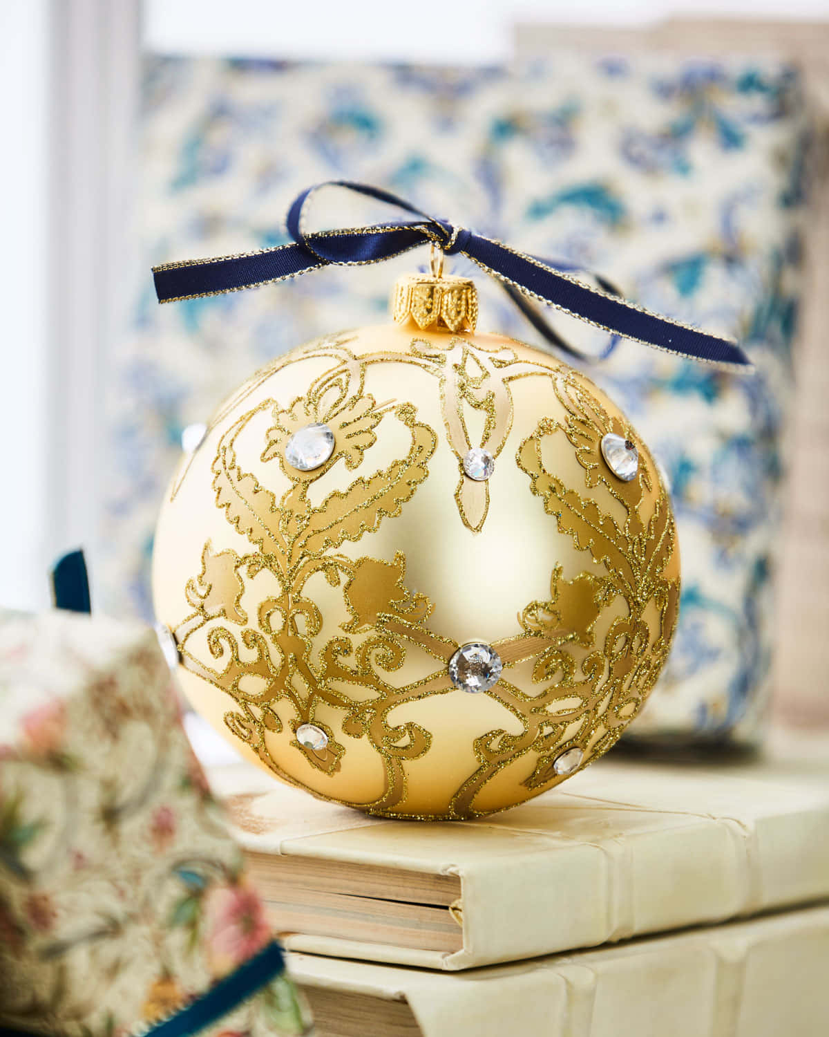 Bildmit Glänzenden Goldenen Weihnachtsornamenten.