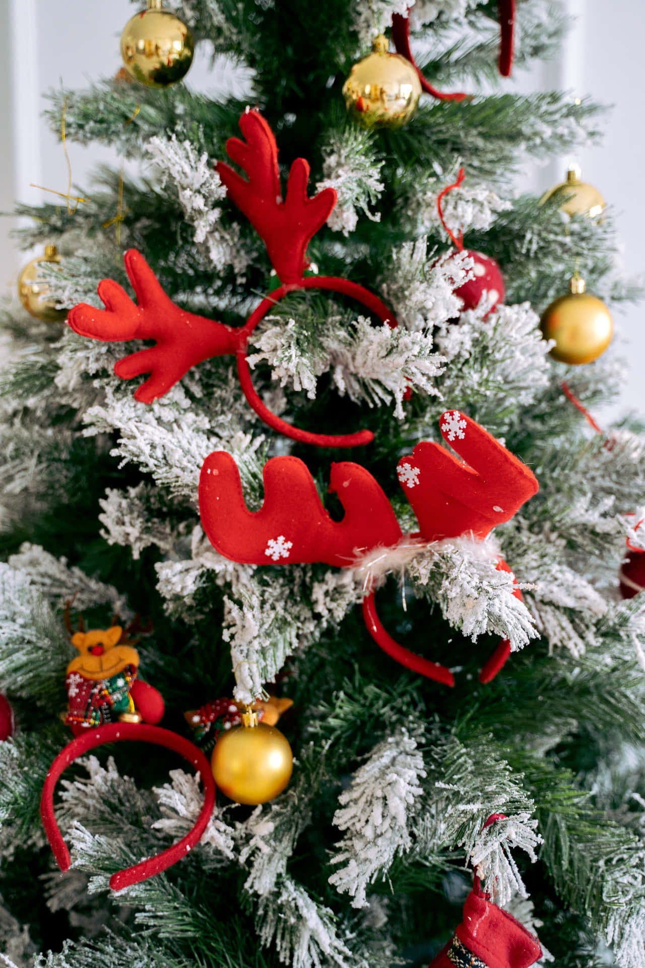 Tree With Reindeer Headbands Christmas Photo Background