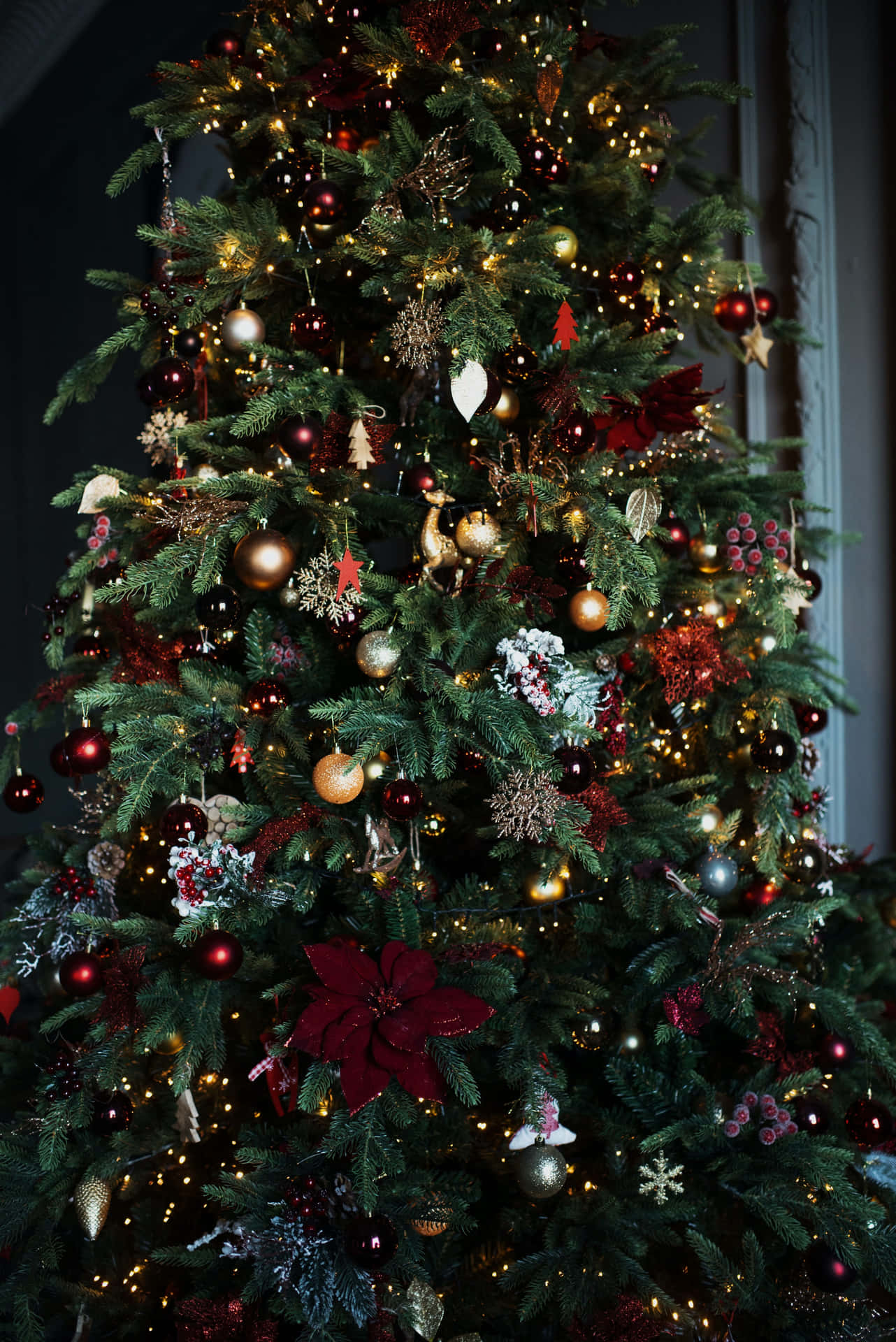 Sfondofotografico Con Foto Di Albero Di Natale Completamente Decorato.