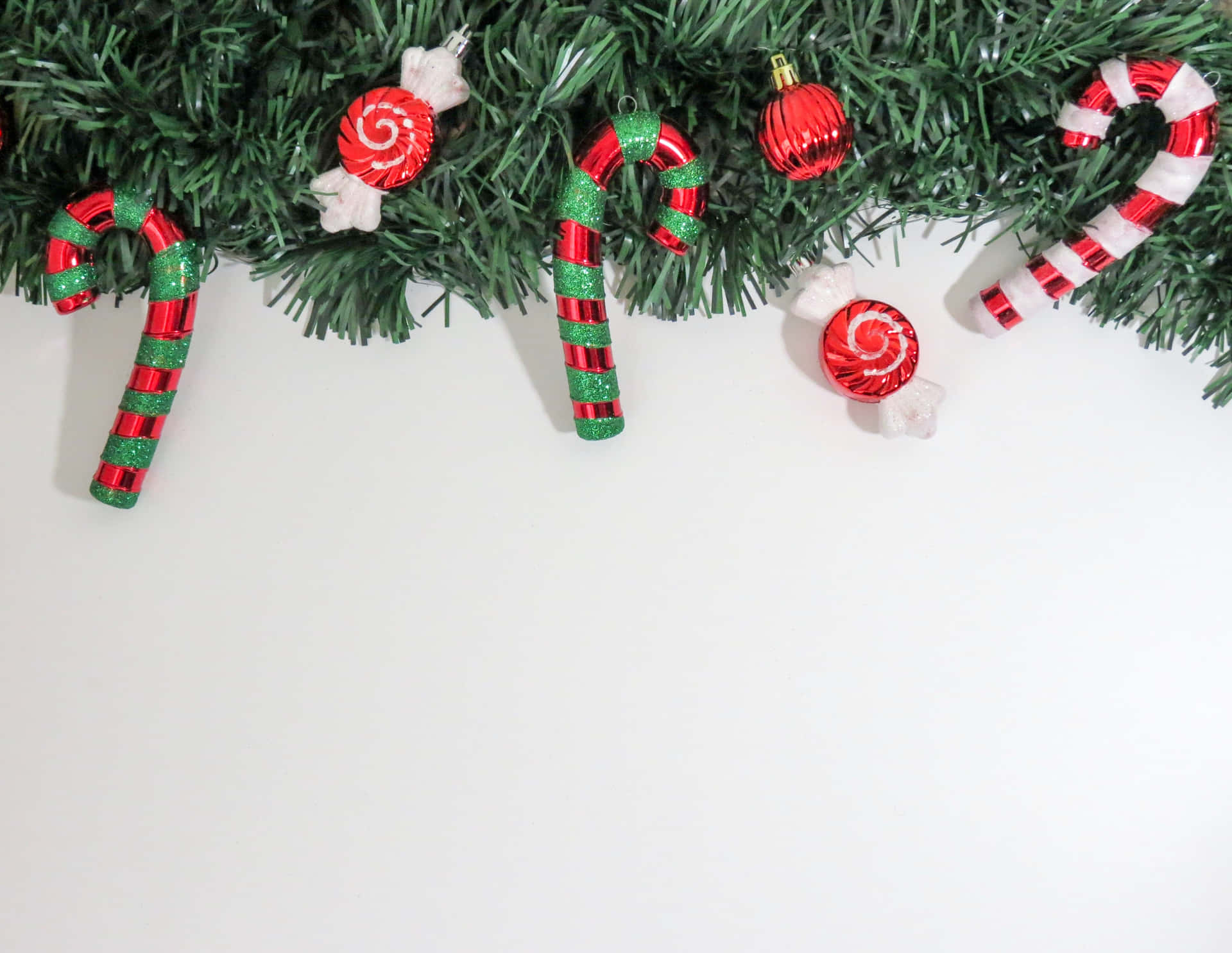 White Wall With Garland Christmas Photo Background