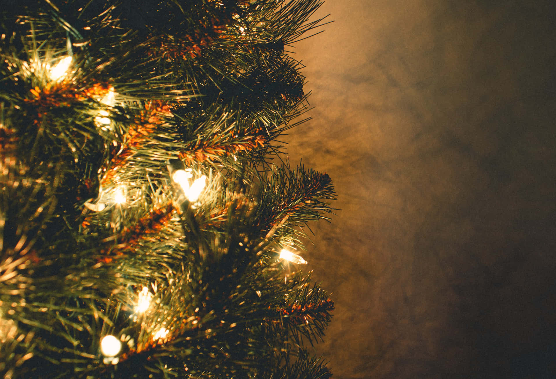 Fondode Pantalla Con Foto De Árbol Con Luces Amarillas De Navidad.