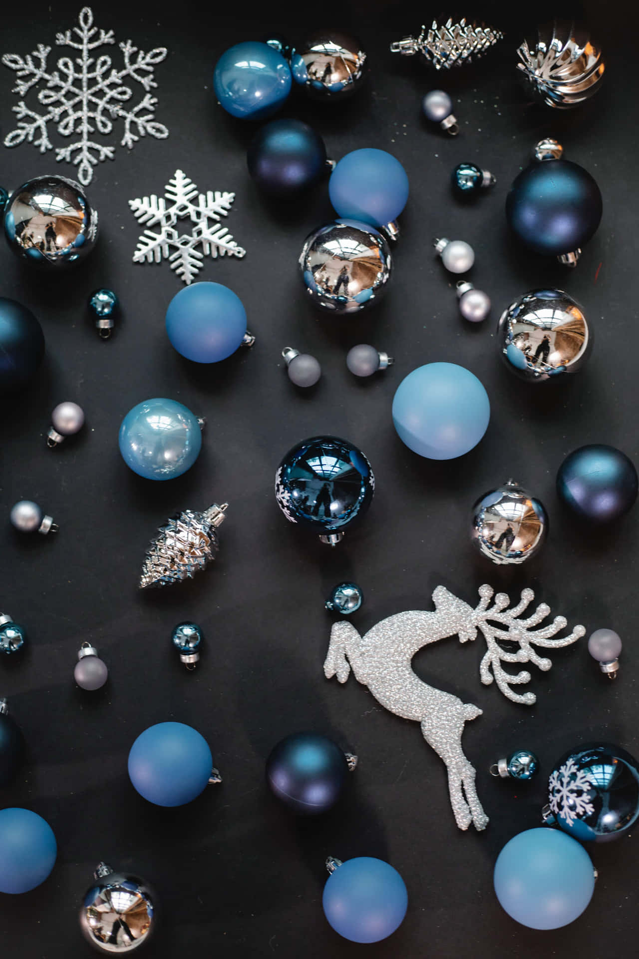 Sfondofotografico Natalizio Con Ornamenti Blu E Argento