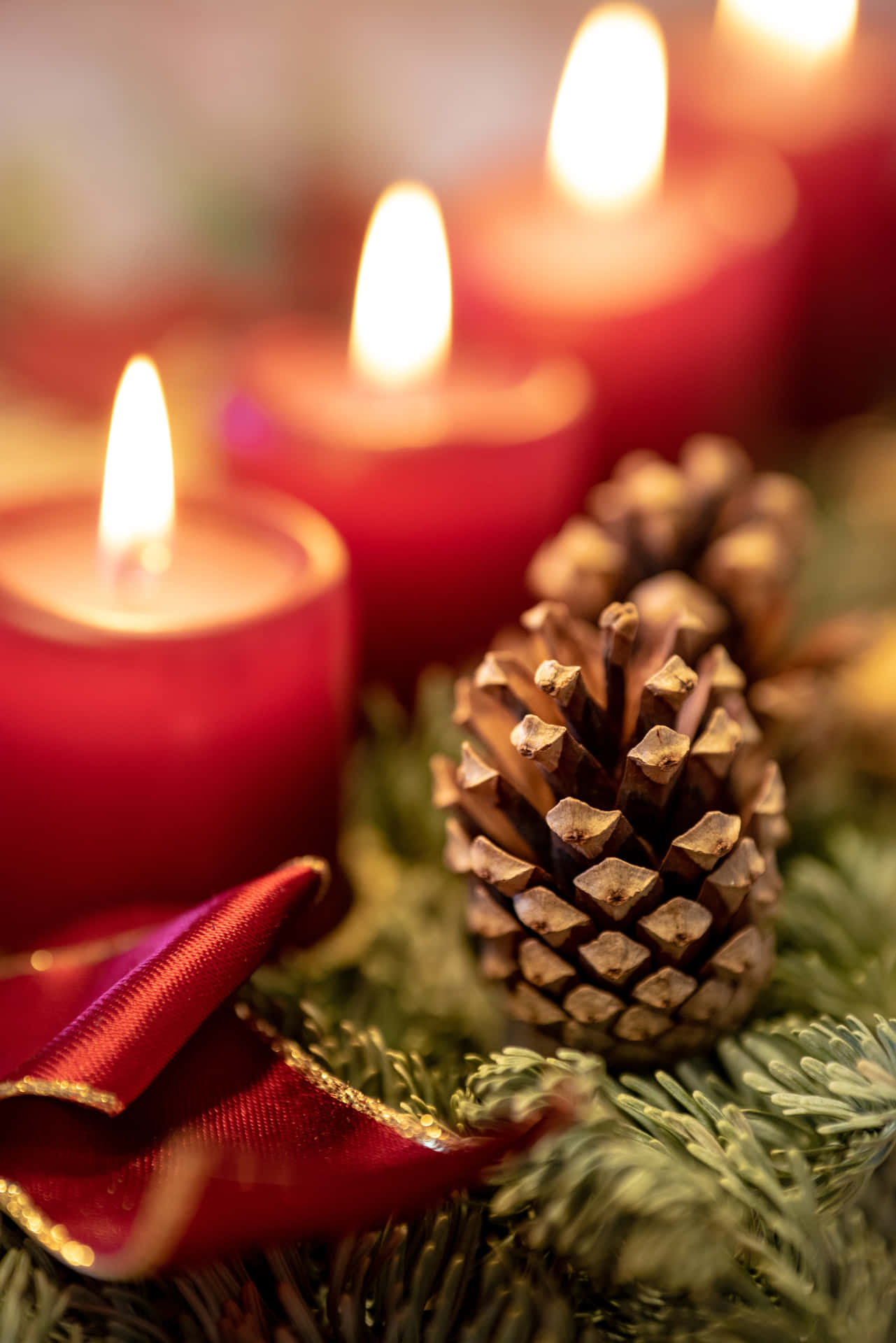 Weihnachtsszenemit Zwei Tannenzapfen Und Beleuchteten Kerzen Im Hintergrund