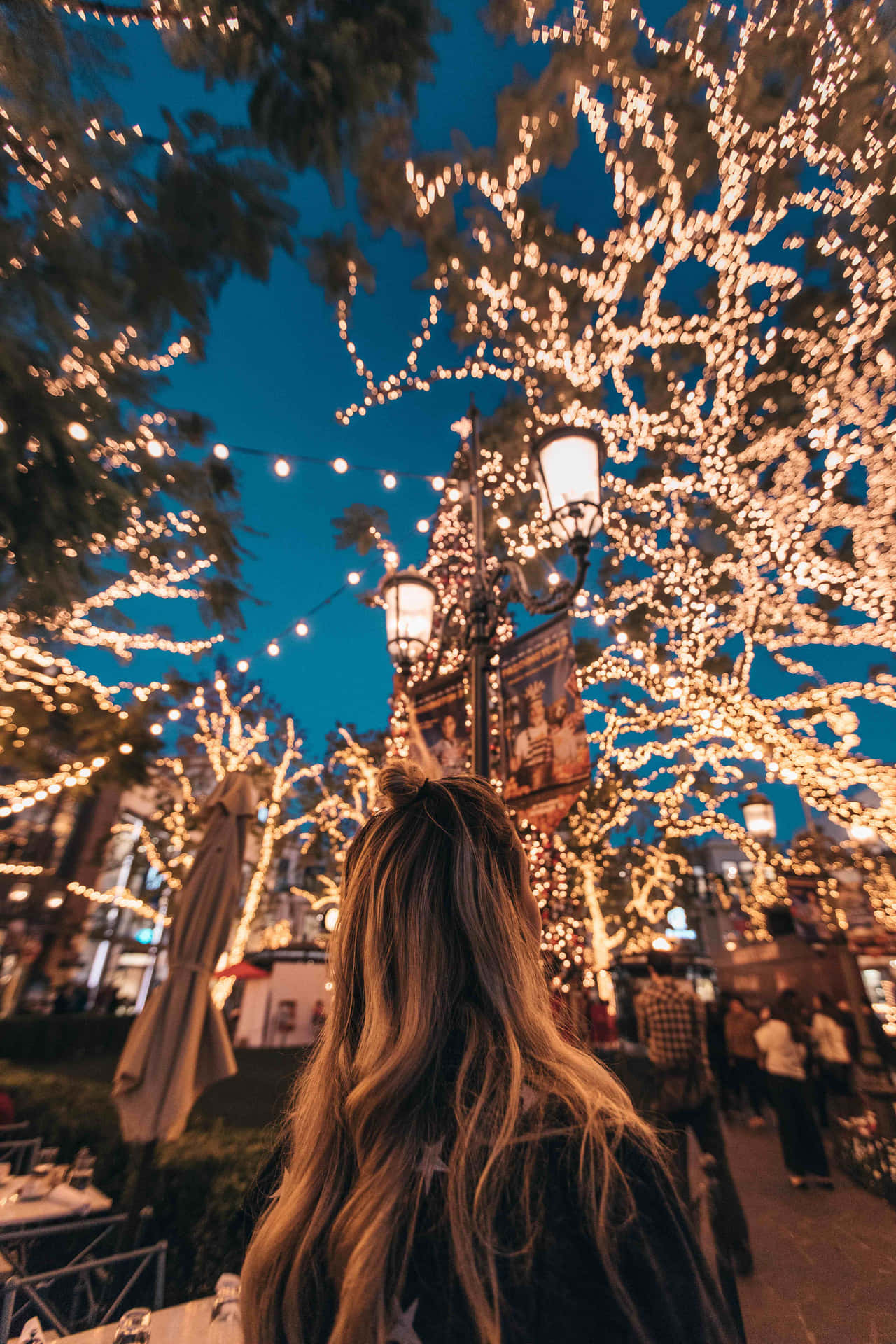 Aesthetic Christmas Scene With Outdoor Lights Background
