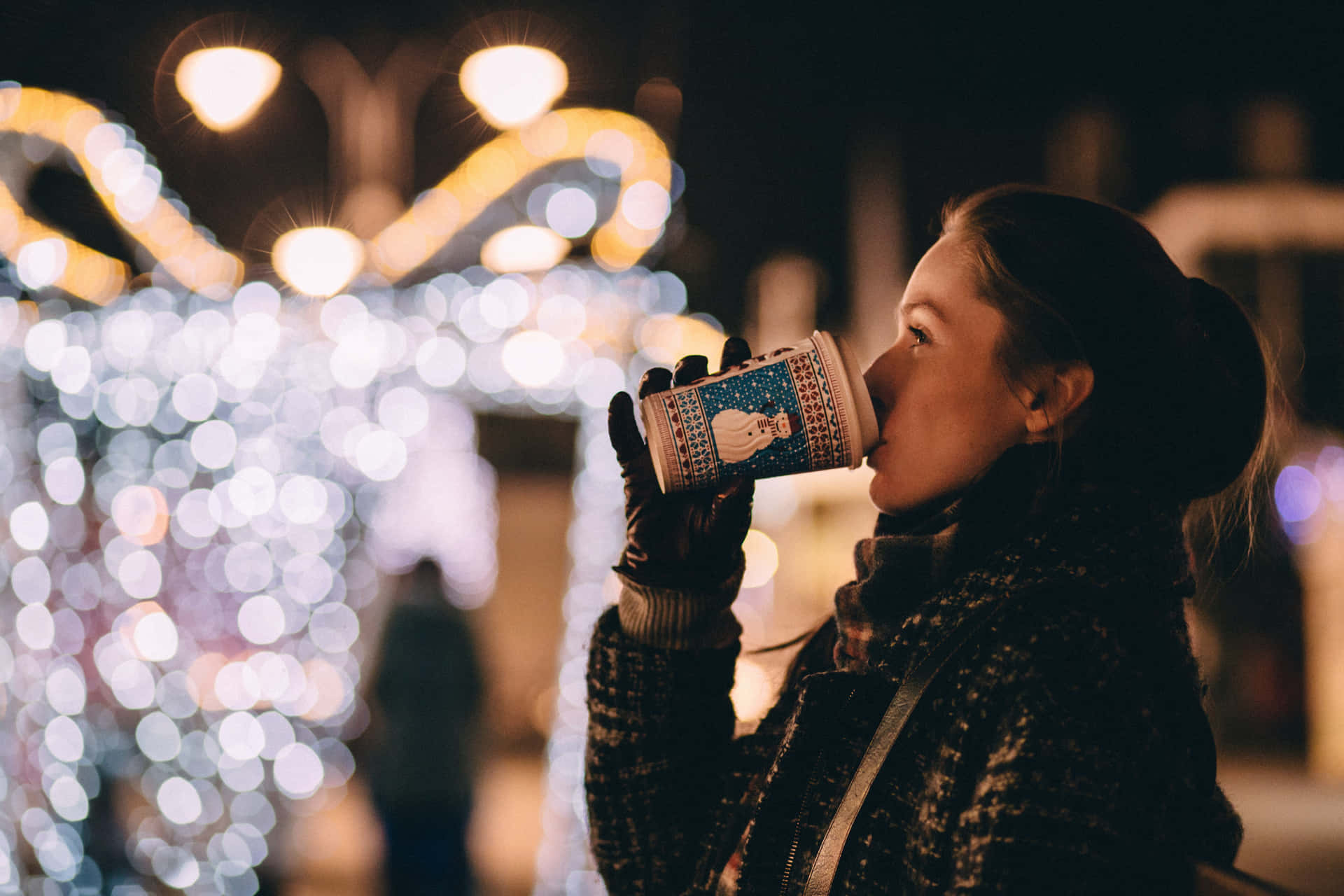 Weihnachtsszenemit Frau, Die Heißen Trank Genießt - Hintergrundbild