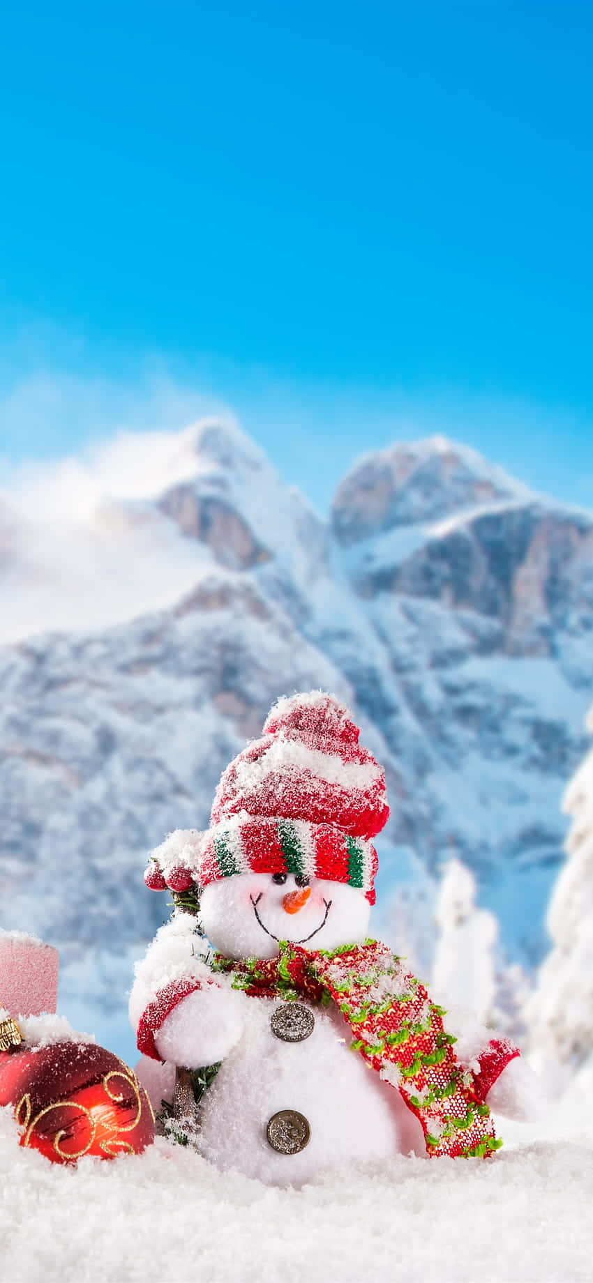 Schneemannim Schnee Mit Geschenken Und Schneeflocken Wallpaper