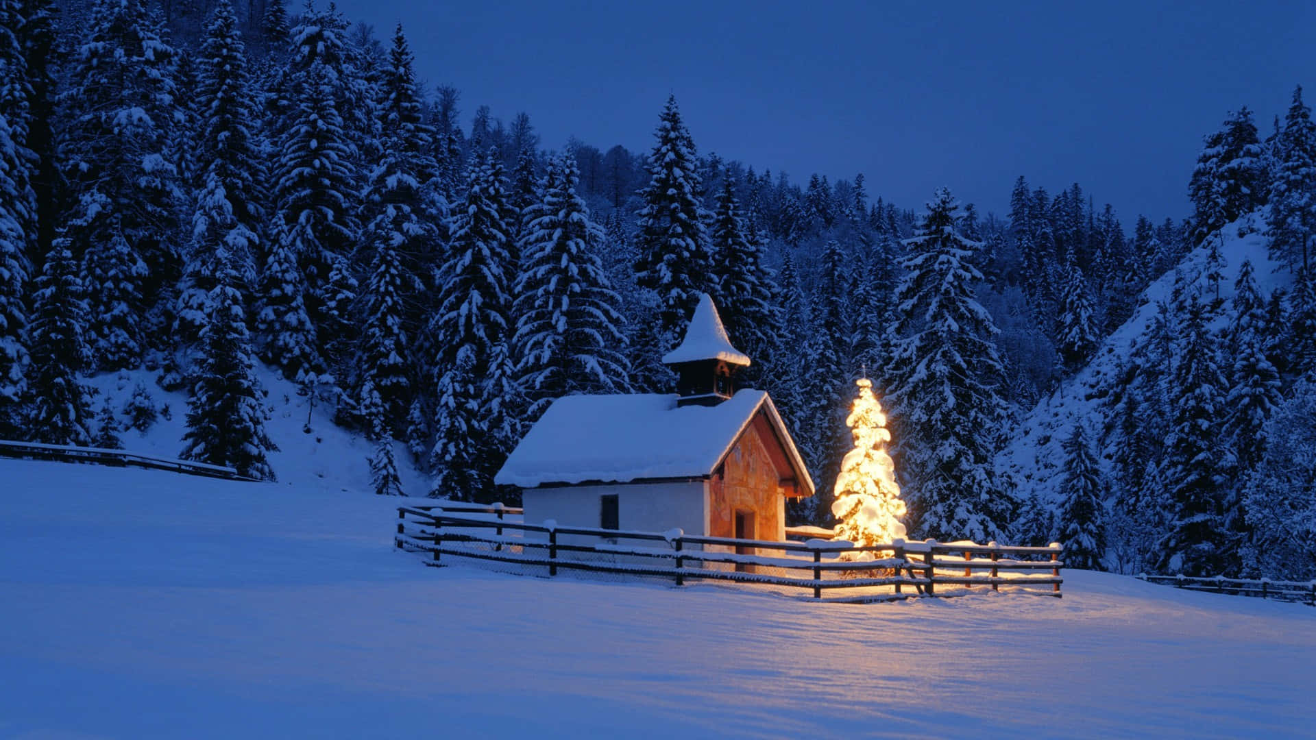 Paesaggiocon Piccola Casa Di Natale E Sfondo Di Neve.