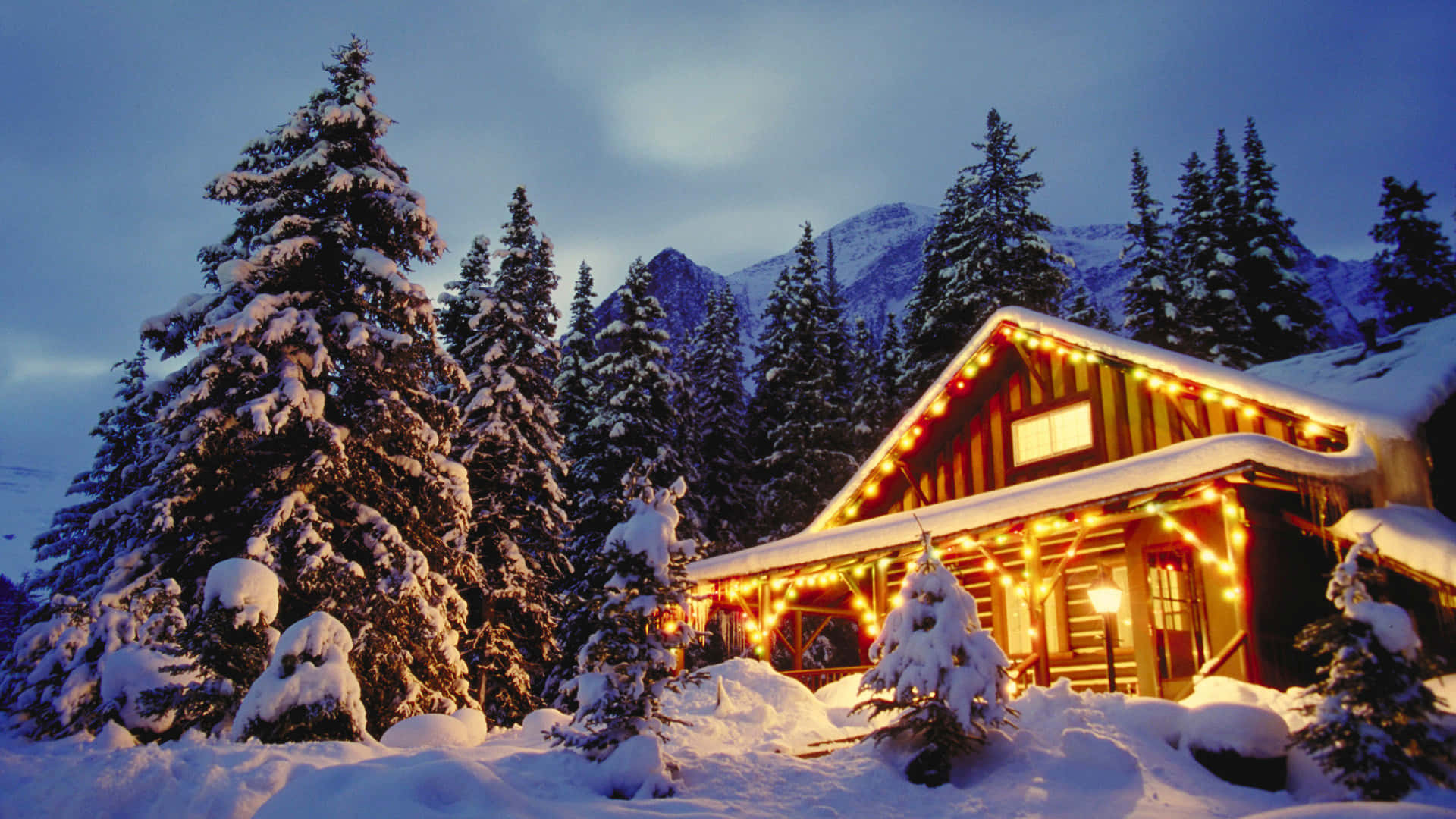 Hus med julelys sne baggrund skrivebordsbaggrund