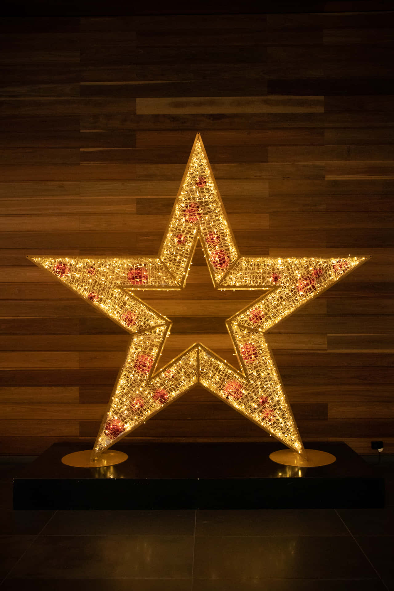 Låtjulstjärnans Magi Lysa Upp Ditt Hem Under Denna Högtid. (let The Magic Of The Christmas Star Illuminate Your Home This Holiday.) Wallpaper