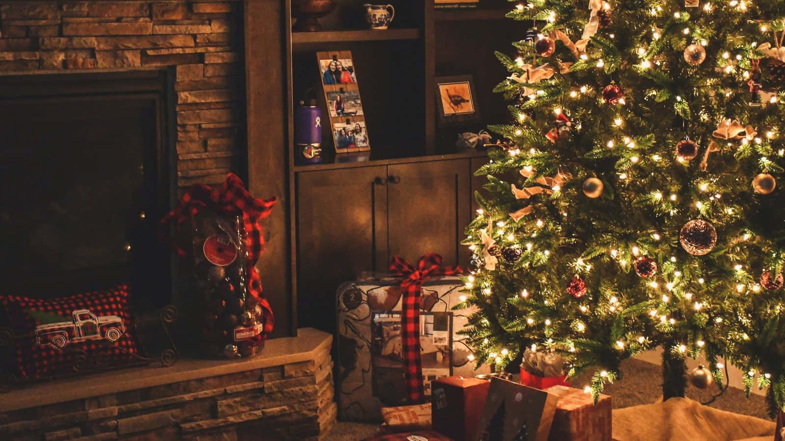 Evening Living Room With Festive Tree Christmas Teams Background
