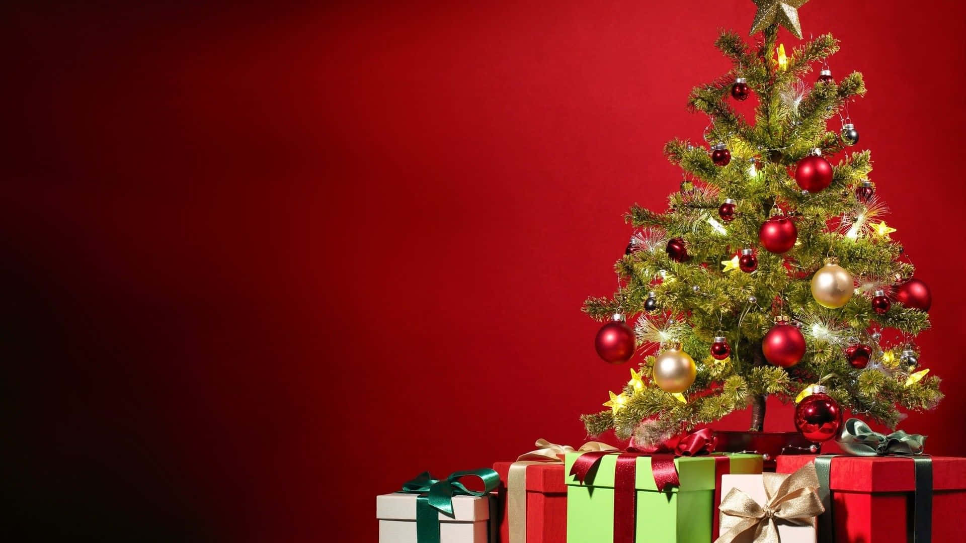 Værglad I Ferien Med Dette Festlige Juletræ Prydet Med Stjerner Og Farverige Ornamenter.