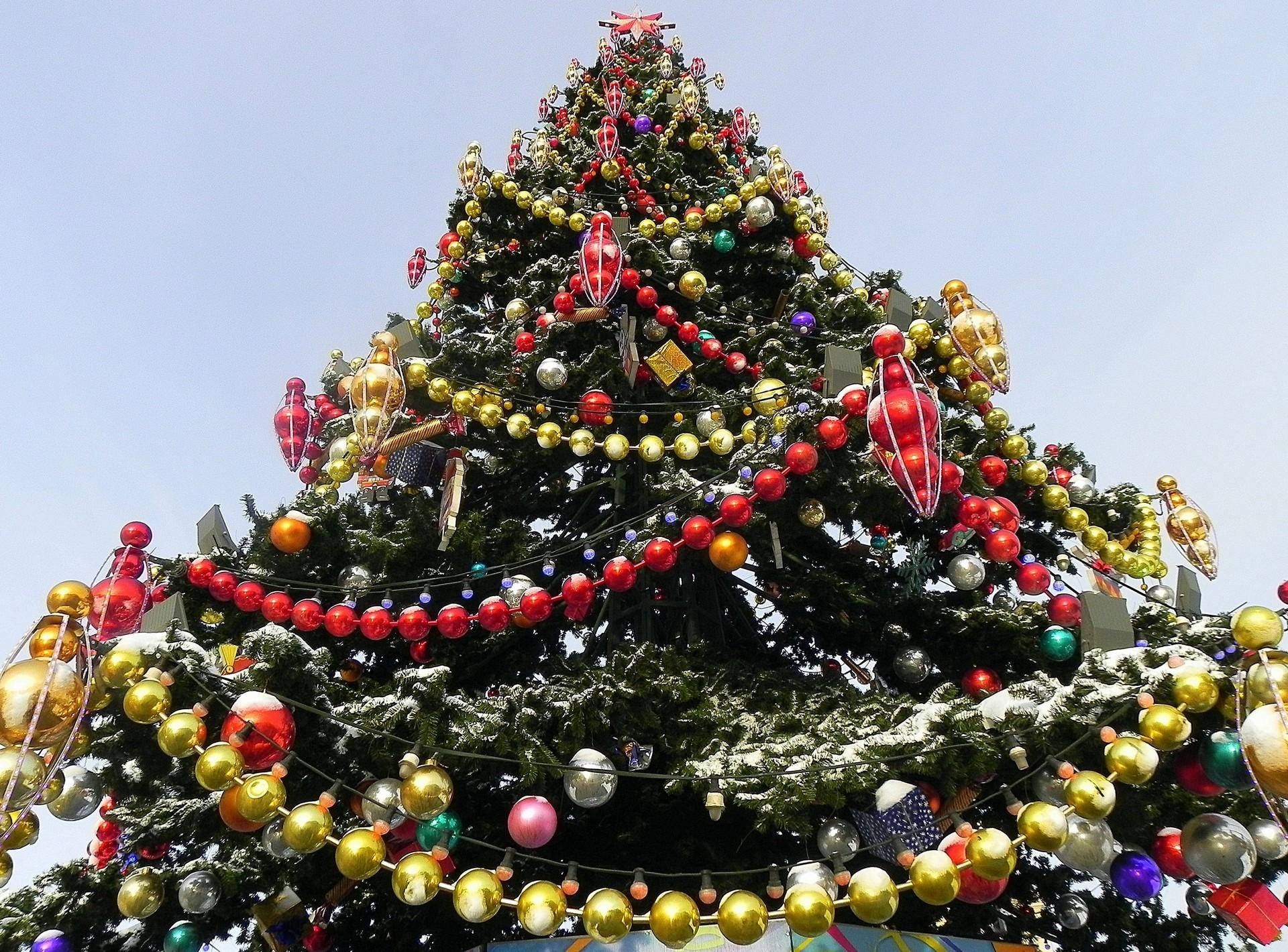 Christmas Tree with Colorful Ball Garland Wallpaper
