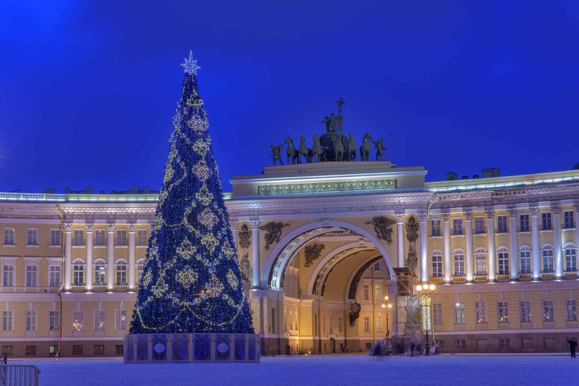 Árbolde Navidad En La Catedral De Kazán. Fondo de pantalla