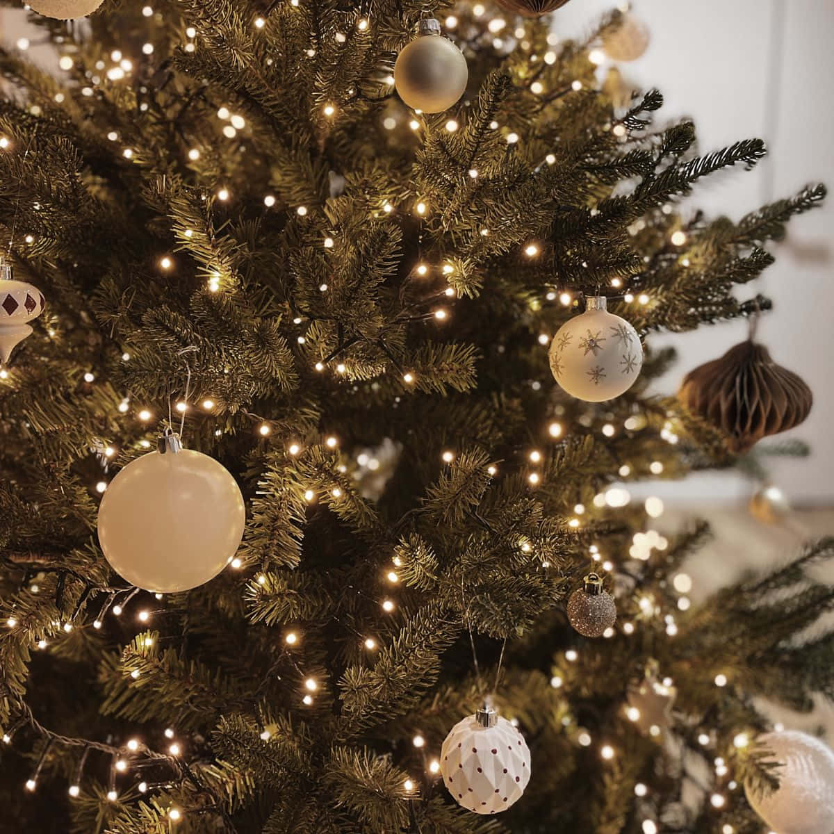 Christmas Tree Lightsand Ornaments Wallpaper