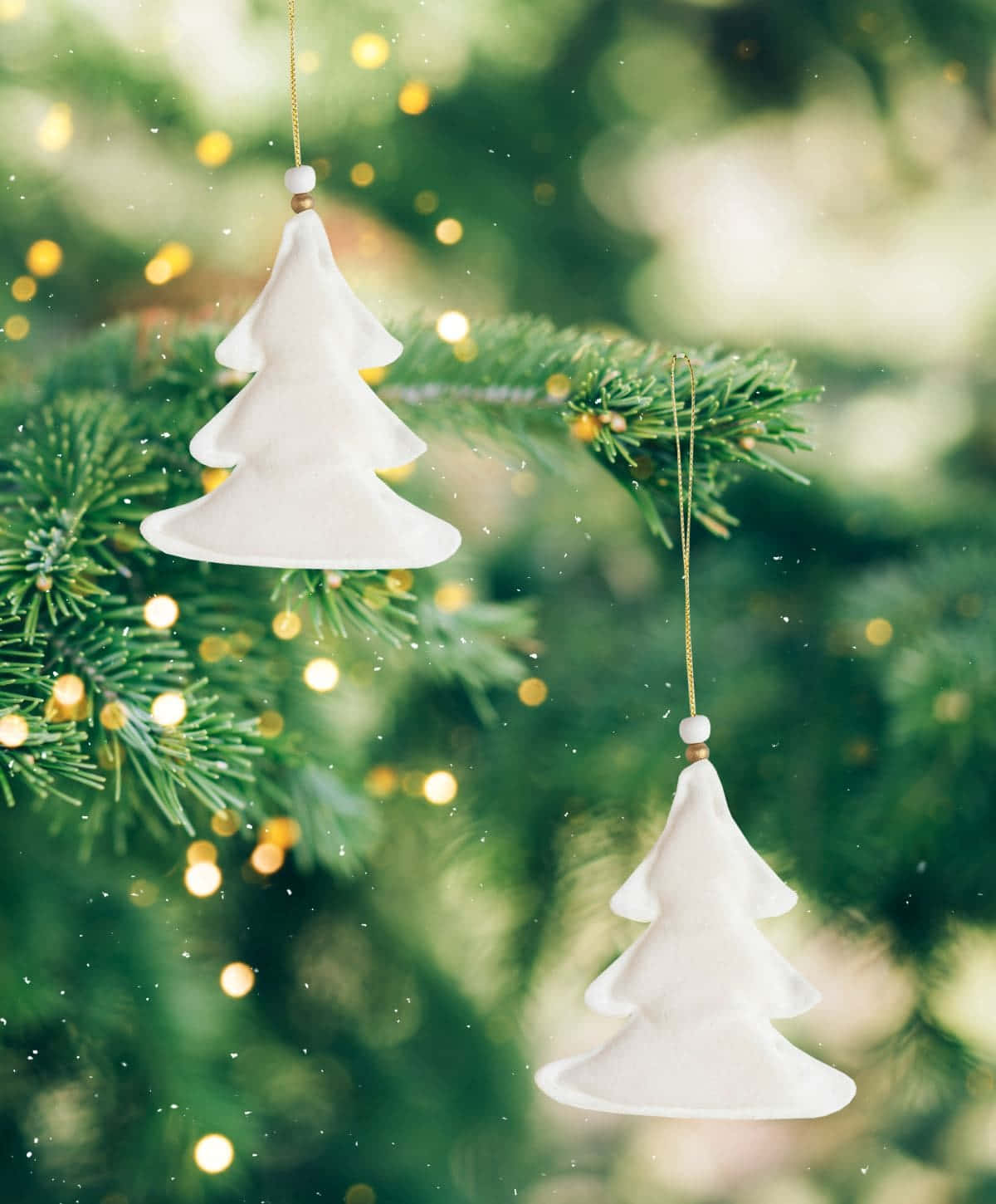 Christmas Tree Ornaments Bokeh Background Wallpaper