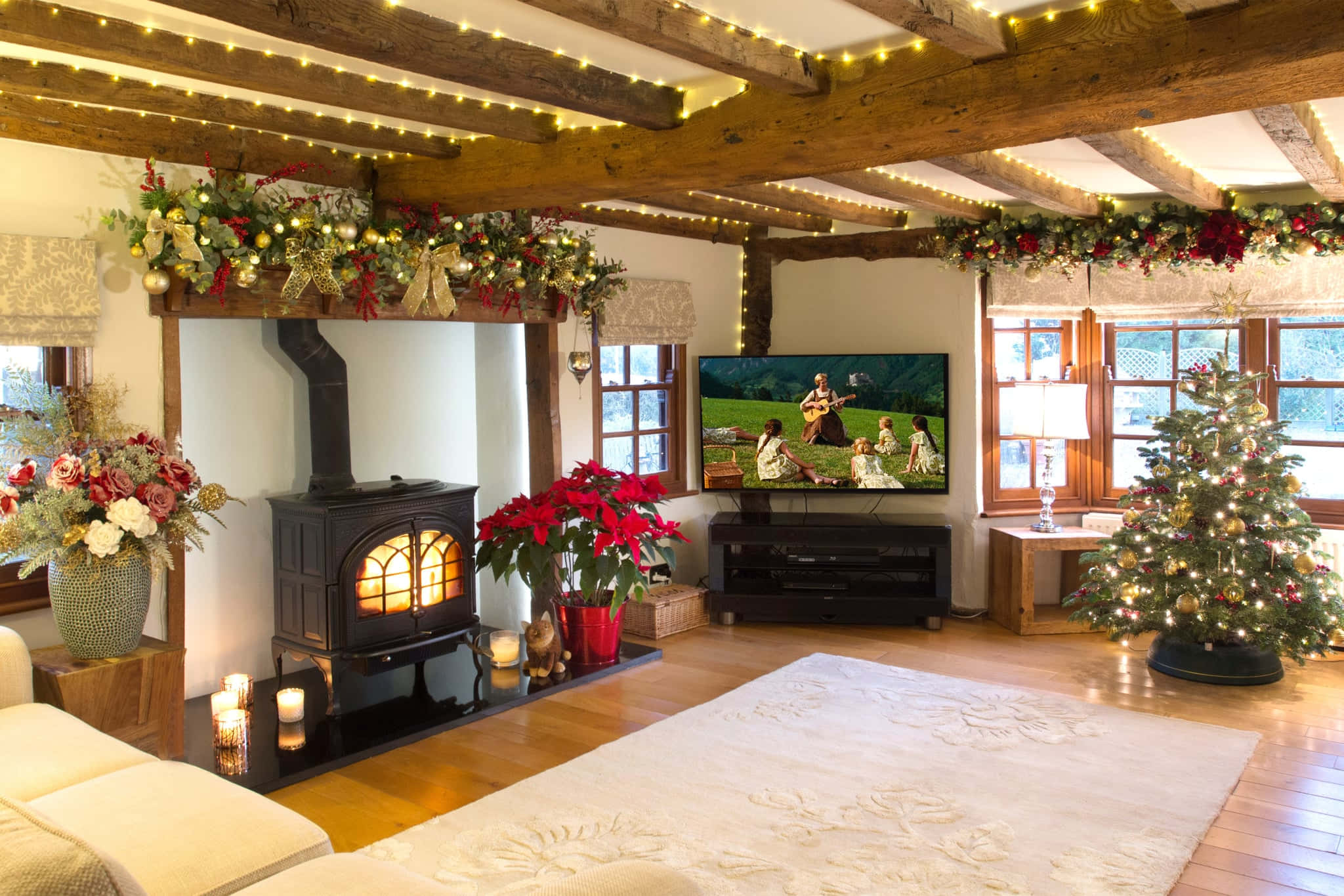 Et stue med en brændeovn og juledekorationer