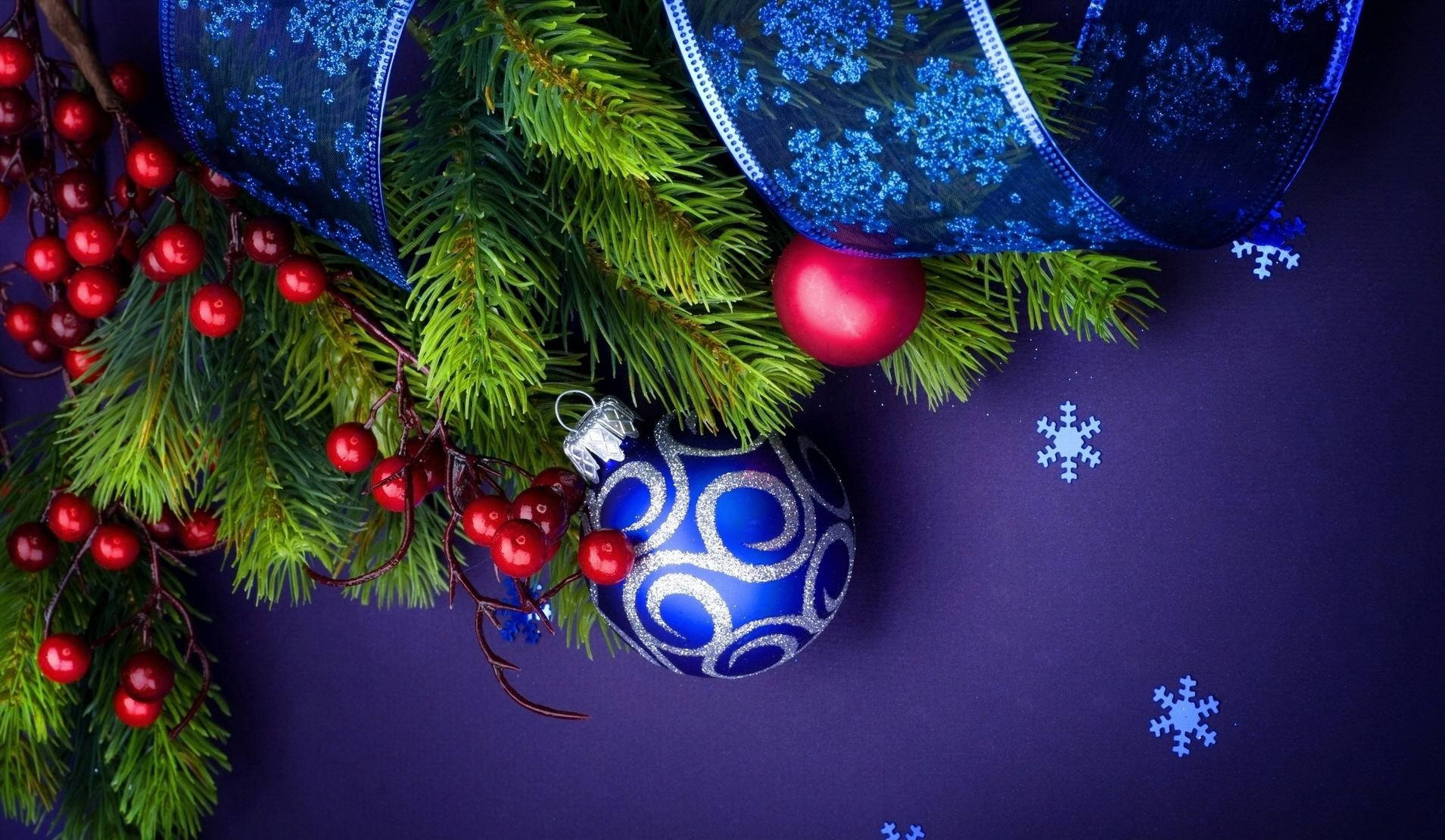 Juleværk: Indbydende dekorationer af glitrende juleæbler og optrævlede sløjfer. Wallpaper