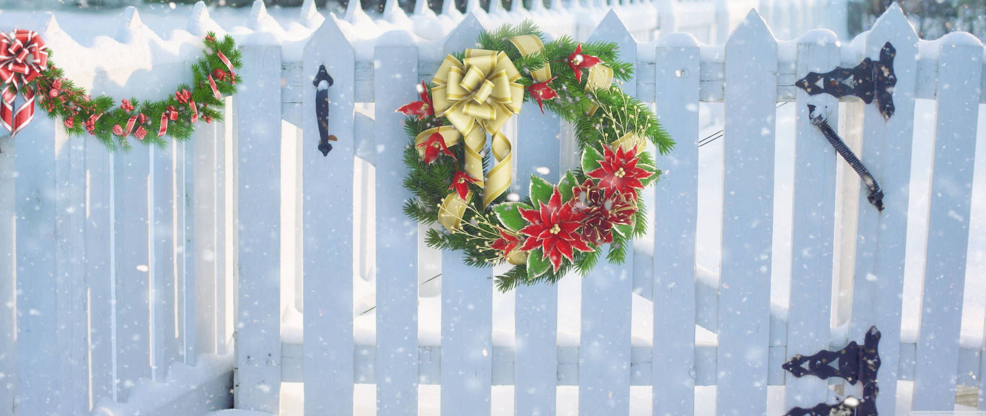 Christmas Wreath On A Fence Wallpaper