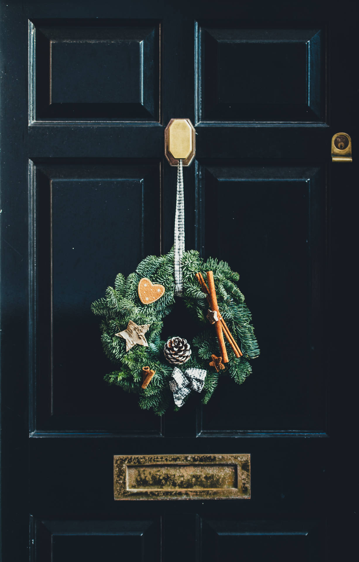 Christmas Wreath On Door Wallpaper