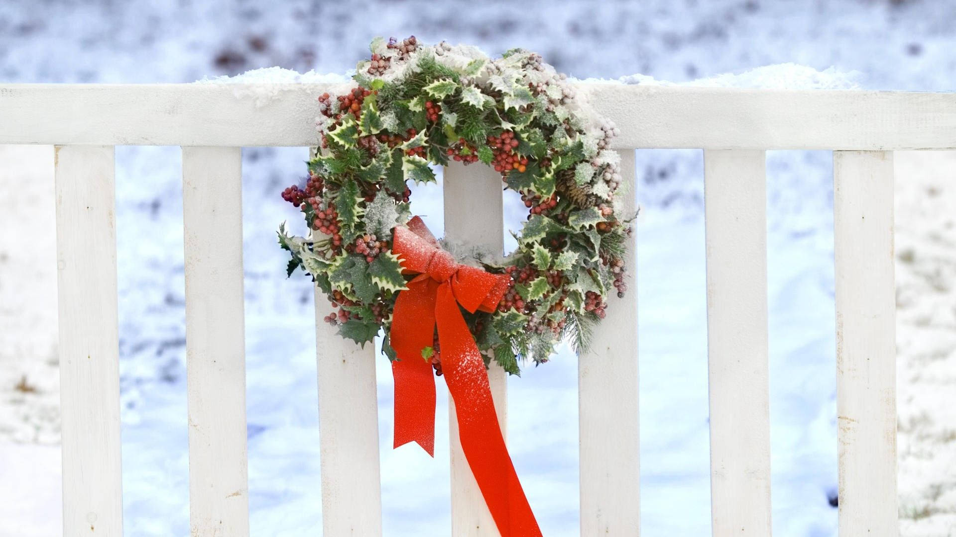 Christmas Wreath On White Fence Wallpaper