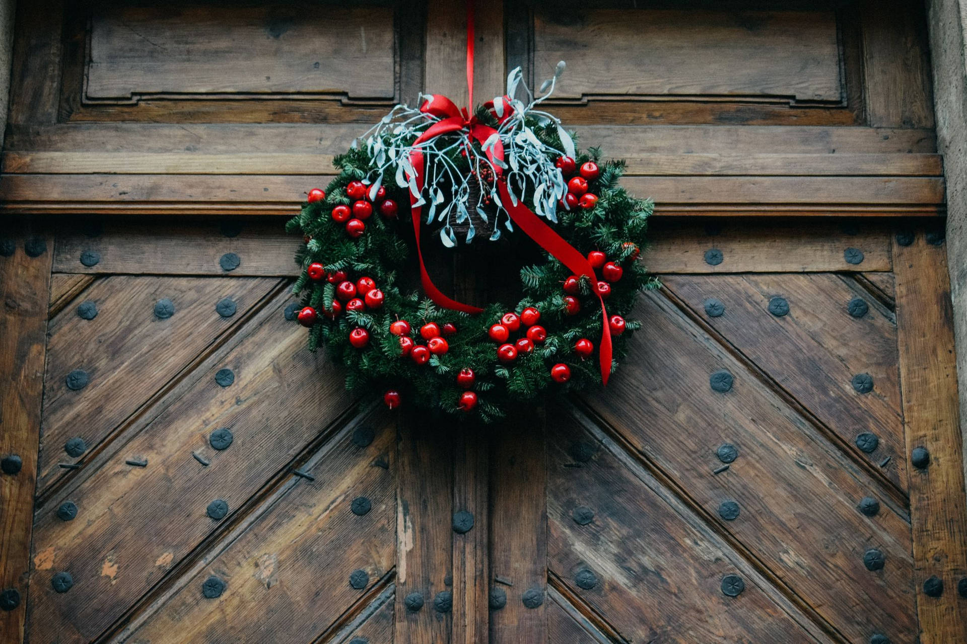Christmas Wreath On Wooden Door Wallpaper
