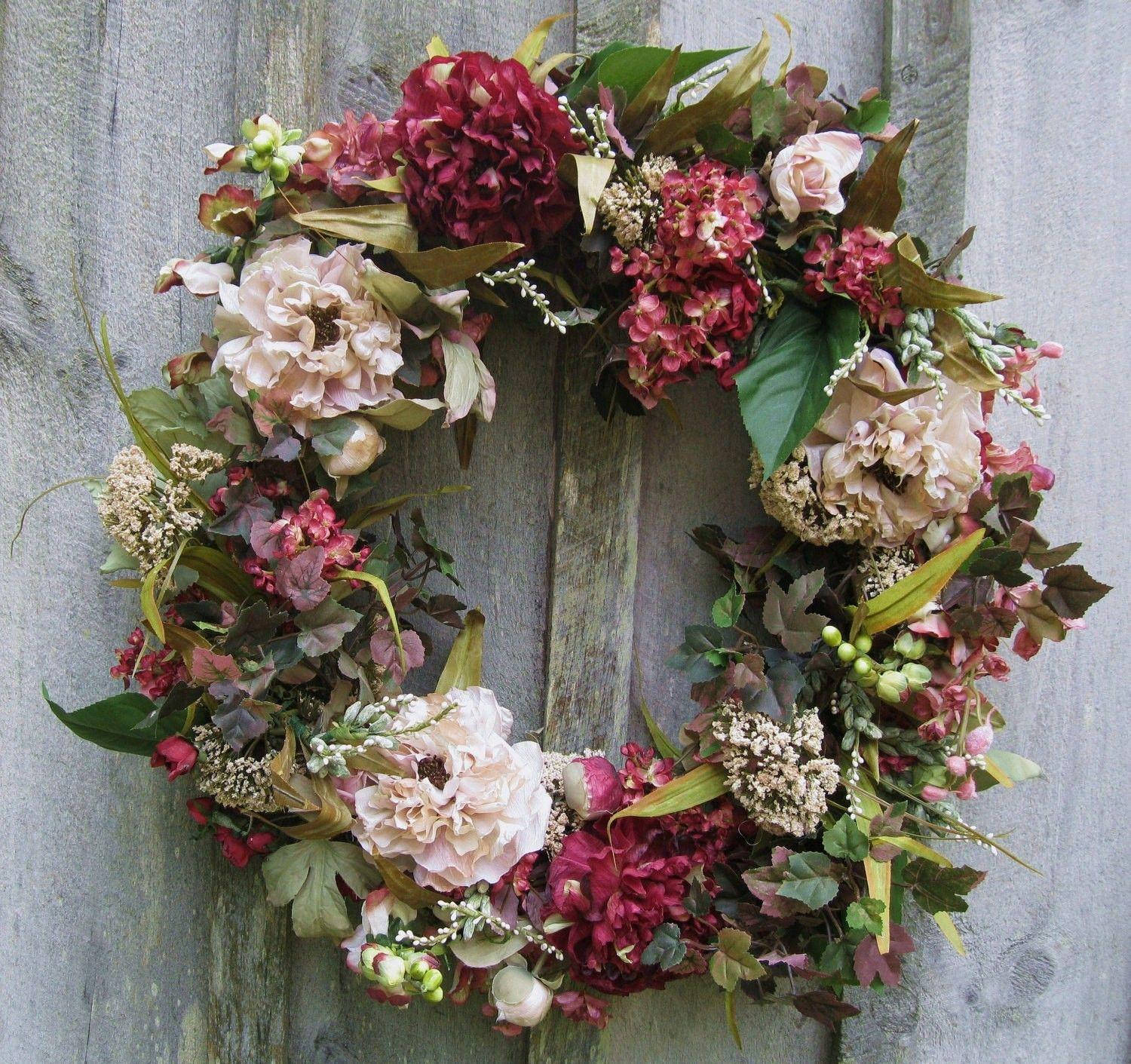 Christmas Wreath With Fresh Flowers Wallpaper