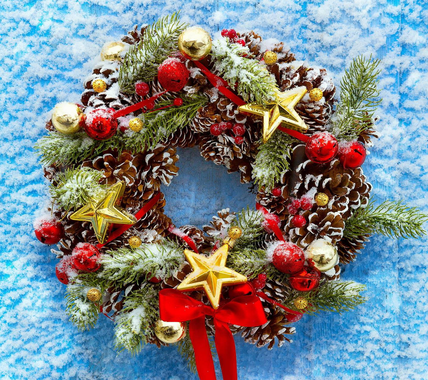 Christmas Wreath With Golden Stars Wallpaper