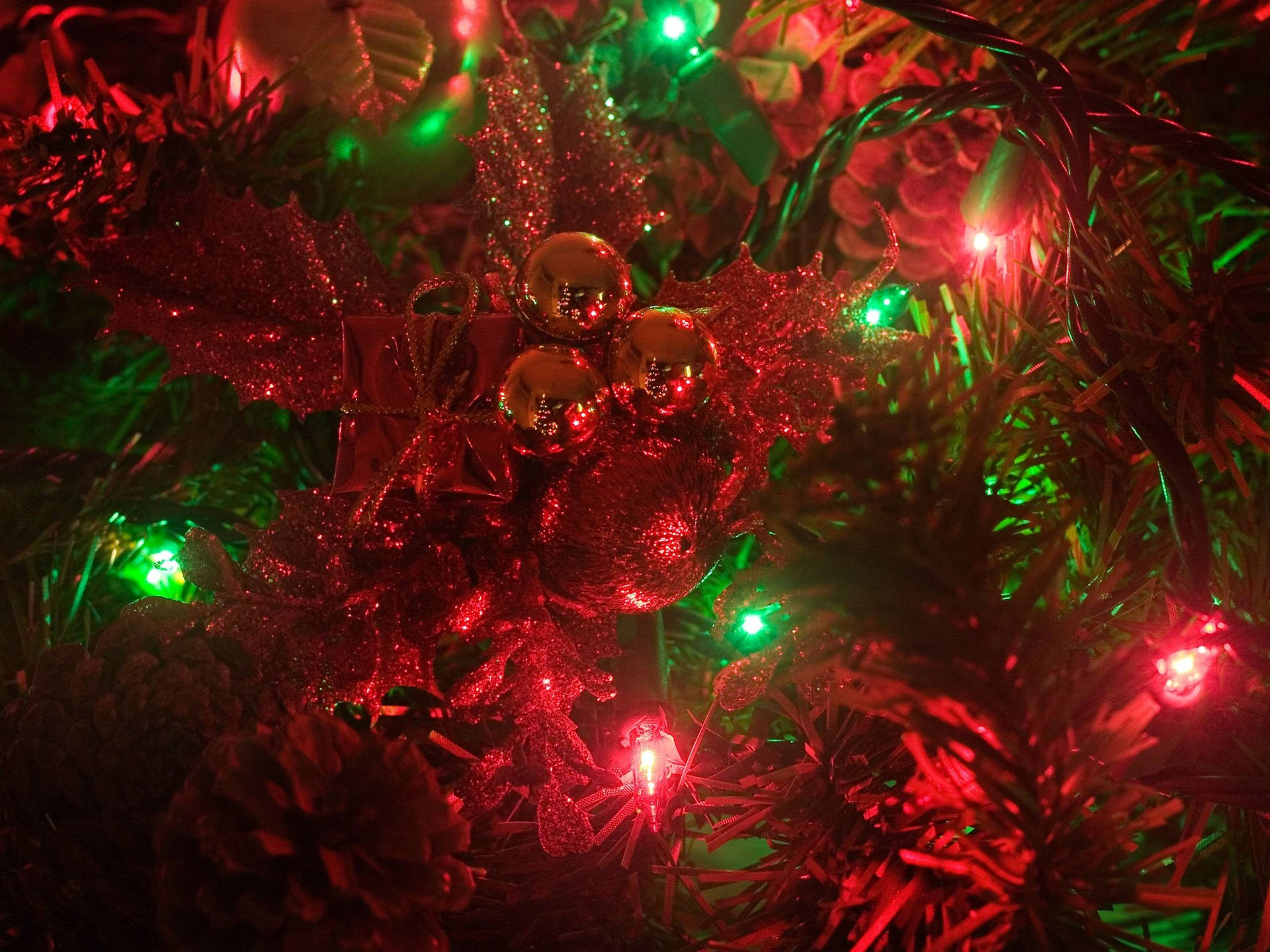 Christmas Wreath With Red Lights Wallpaper