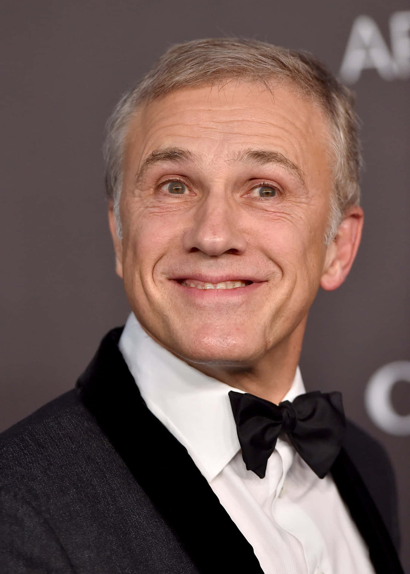 In The Context Of Computer Or Mobile Wallpaper, This Sentence Would Refer To A Wallpaper Featuring The Actor Christoph Waltz. Fondo de pantalla