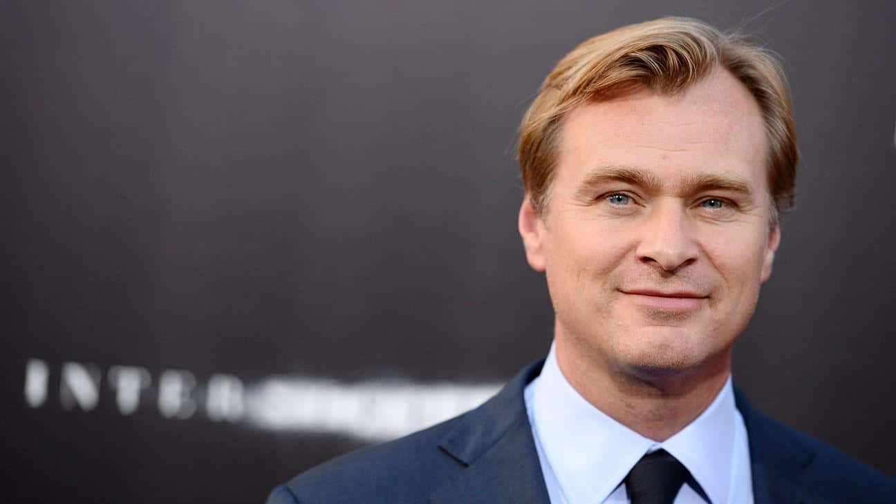 Christopher Nolan Poseert Voor Een Portret Achtergrond