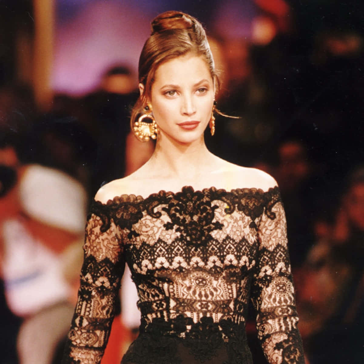 Christy Turlington In A Black Outfit At A Fashion Event Wallpaper