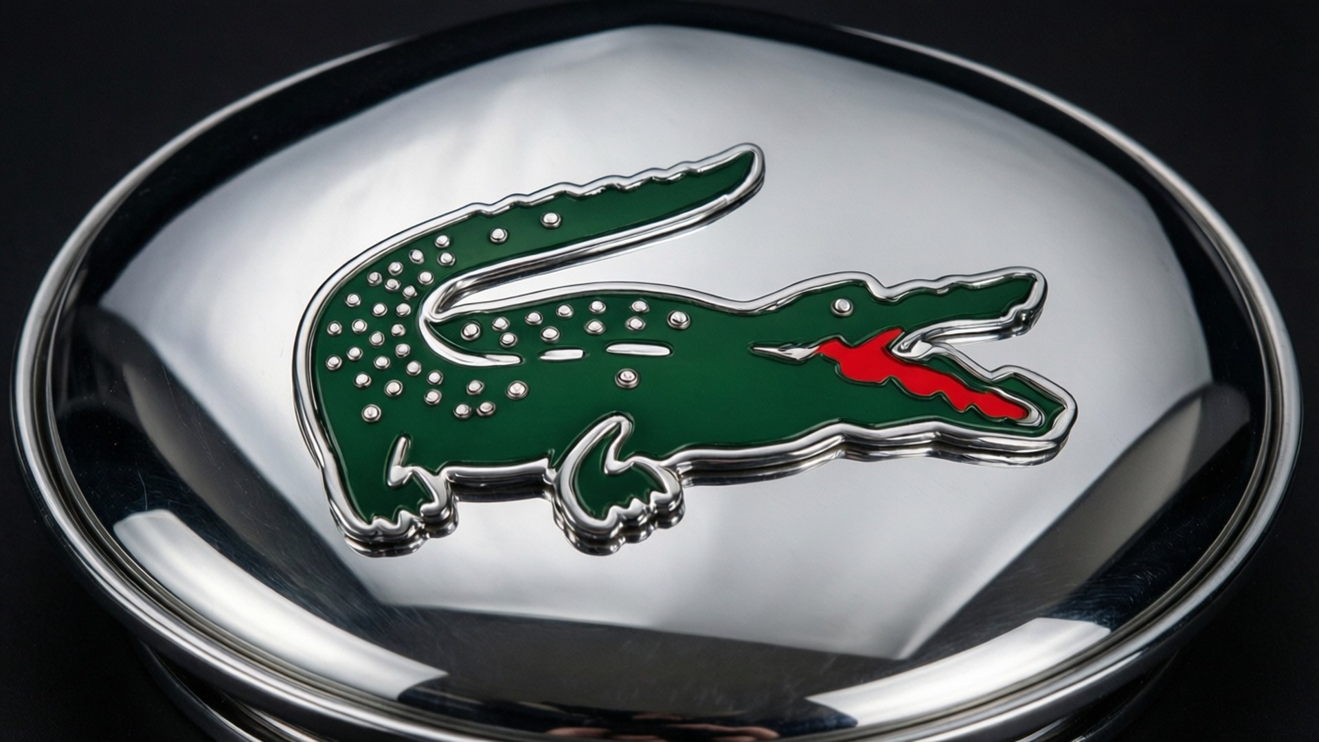 Lacoste-logo spejlet i krom — slank, højteknologisk tapet til moderne interiør eller teknologielskere.