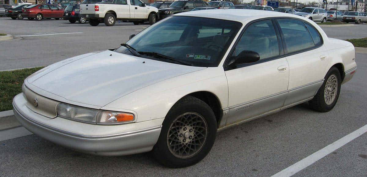 Verbluffende Chrysler Lhs Sedan Op De Weg Achtergrond