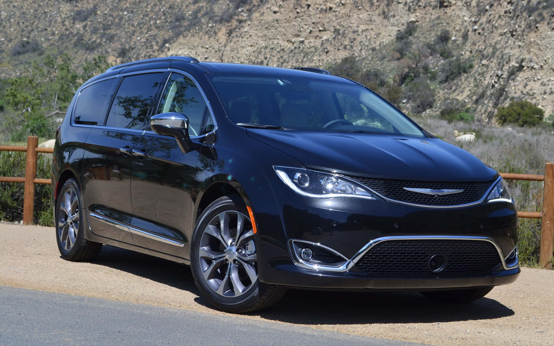 Chryslerpacifica Elegante Conduciendo En Una Carretera Serena Fondo de pantalla