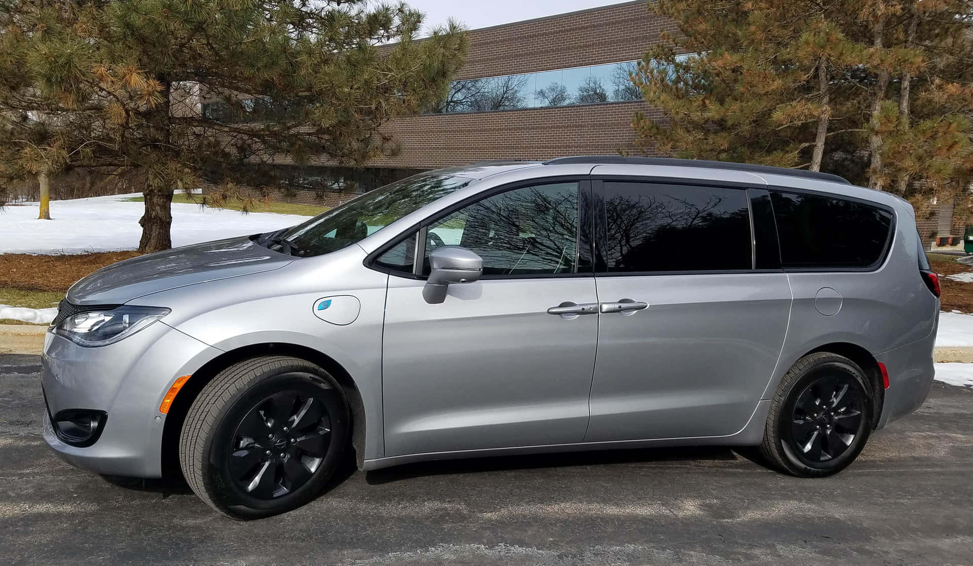 Chryslerpacifica: Experimenta El Lujo Y El Rendimiento En Una Minivan Familiar. Fondo de pantalla