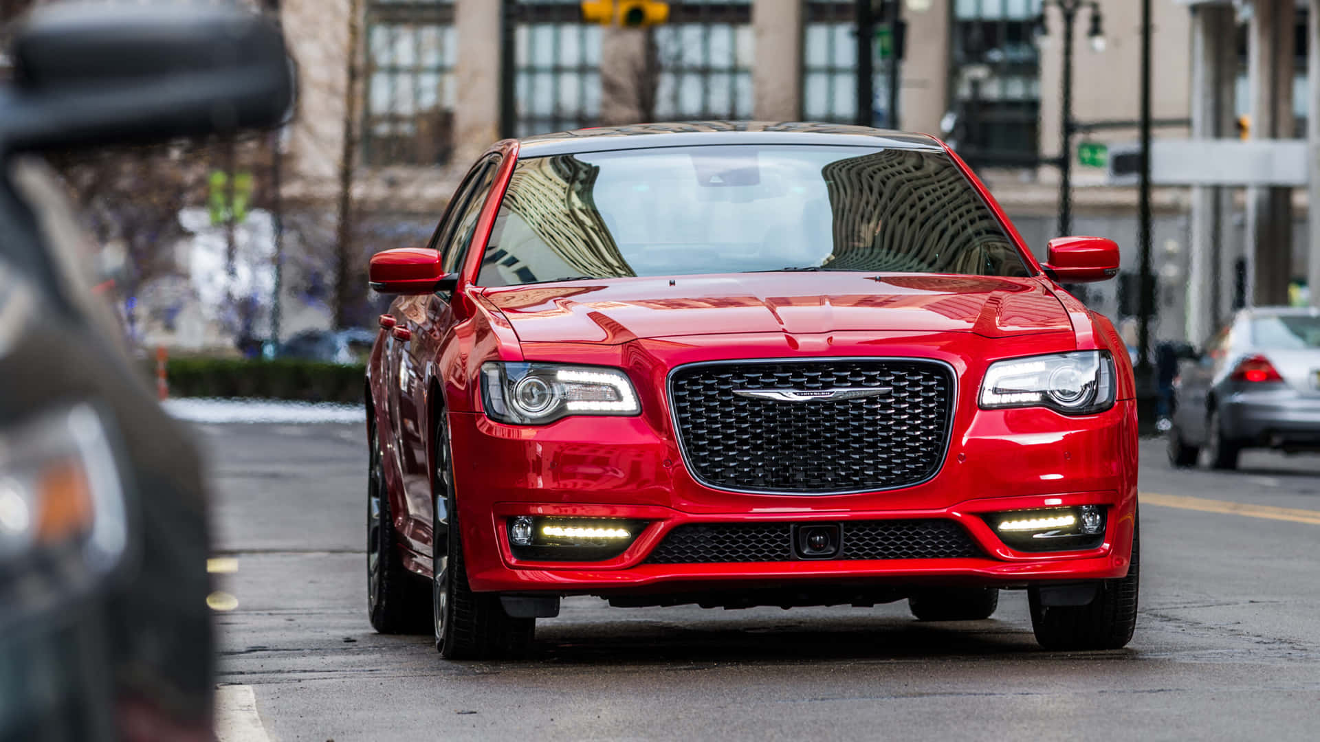 Unsuv Chrysler Rosso Che Percorre Una Strada Di Città