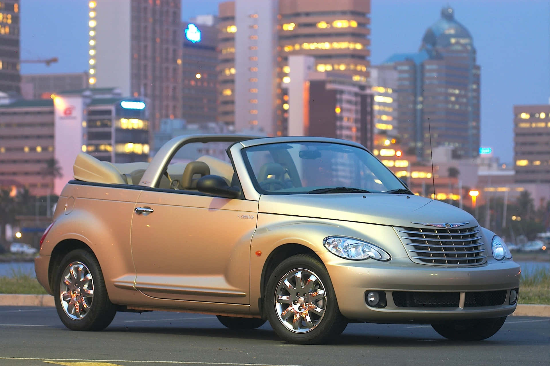 Chrysler PT Cruiser in Vibrant City Wallpaper