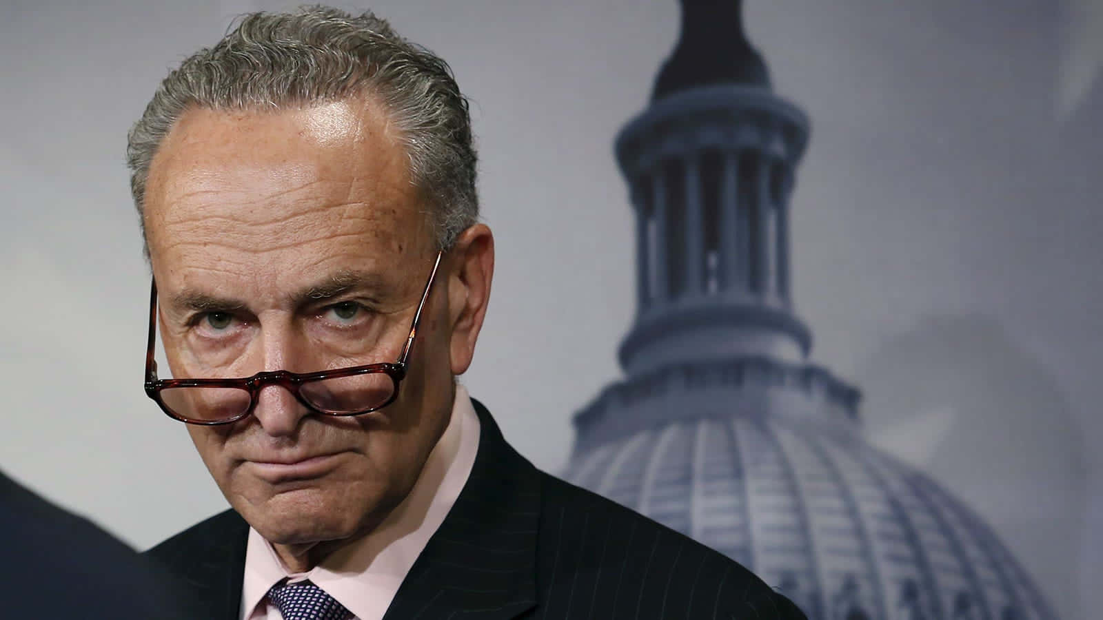 Chuck Schumer Devant Le Capitole Fond d'écran