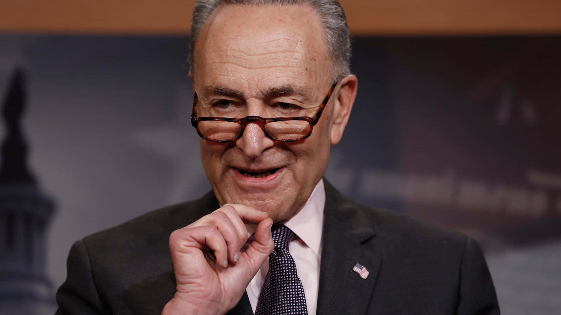 Chuck Schumer Hymyilee Lehdistötilaisuudessa Taustakuva