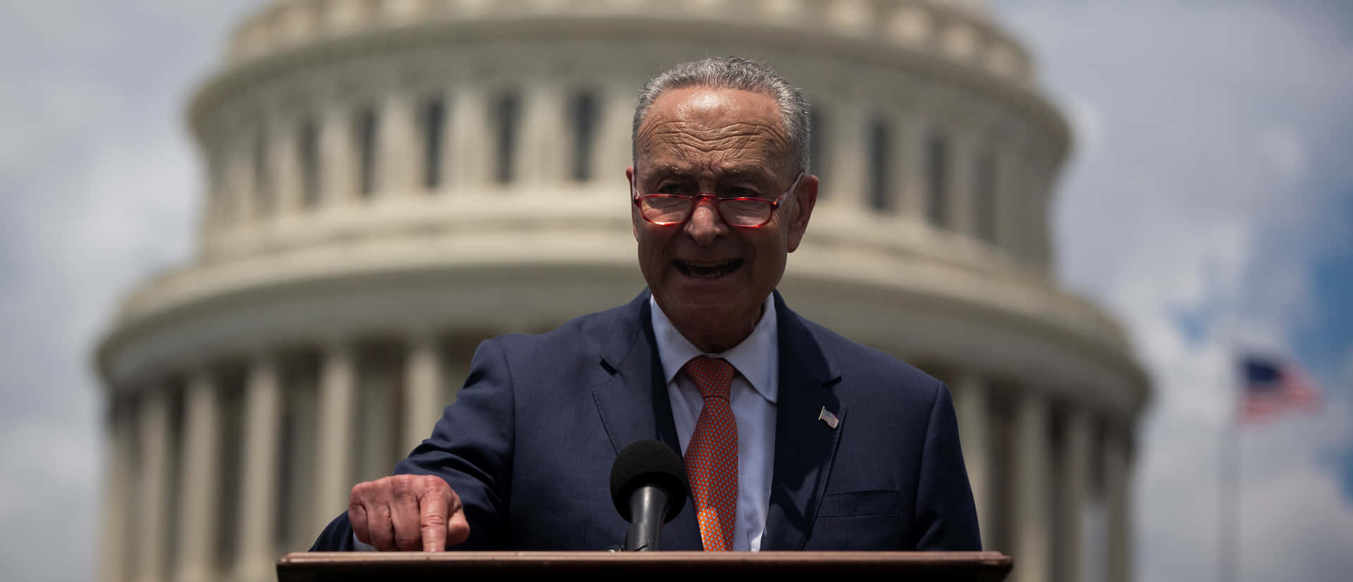 Chuck Schumer Taler På Capitol Hill Bakgrunnsbildet