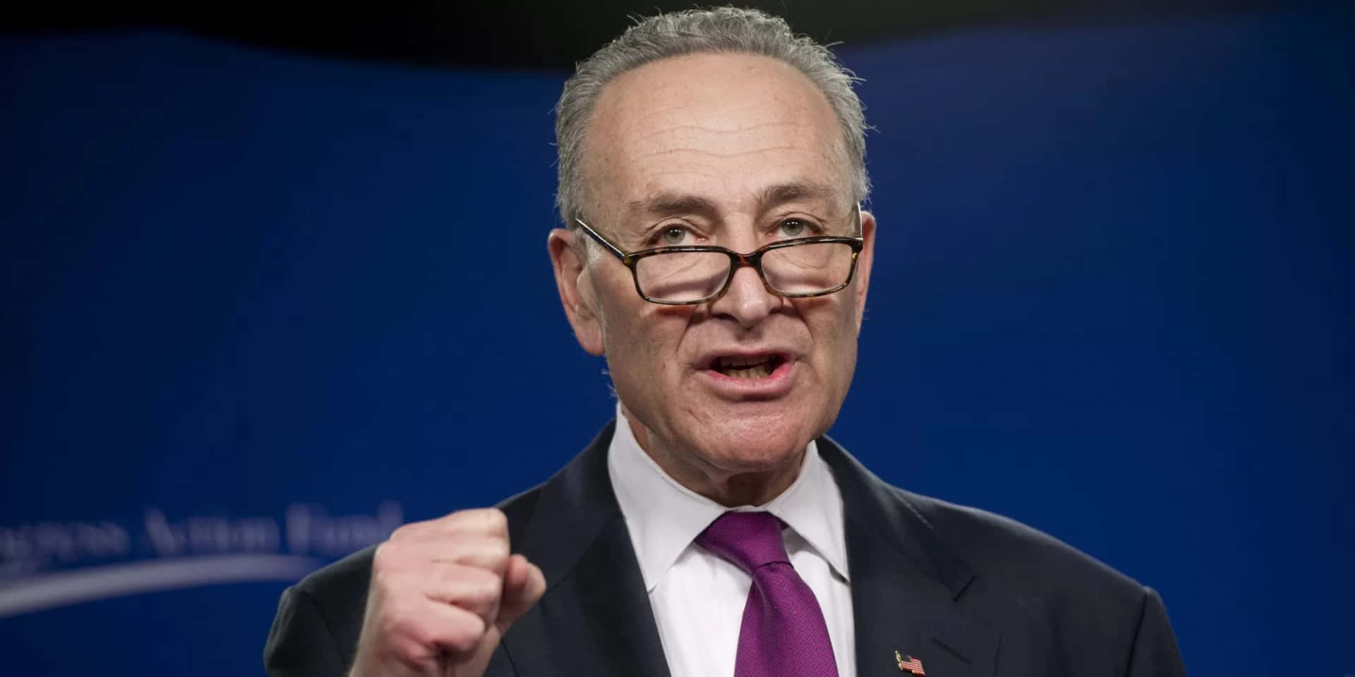 Chuck Schumer Berbicara Di Podium Wallpaper