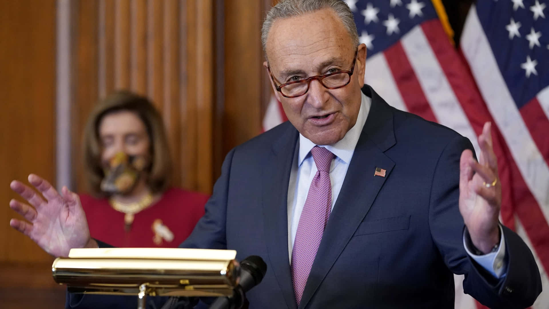 Chuck Schumer Snakker Med Amerikansk Flagg Bakgrunn Bakgrunnsbildet