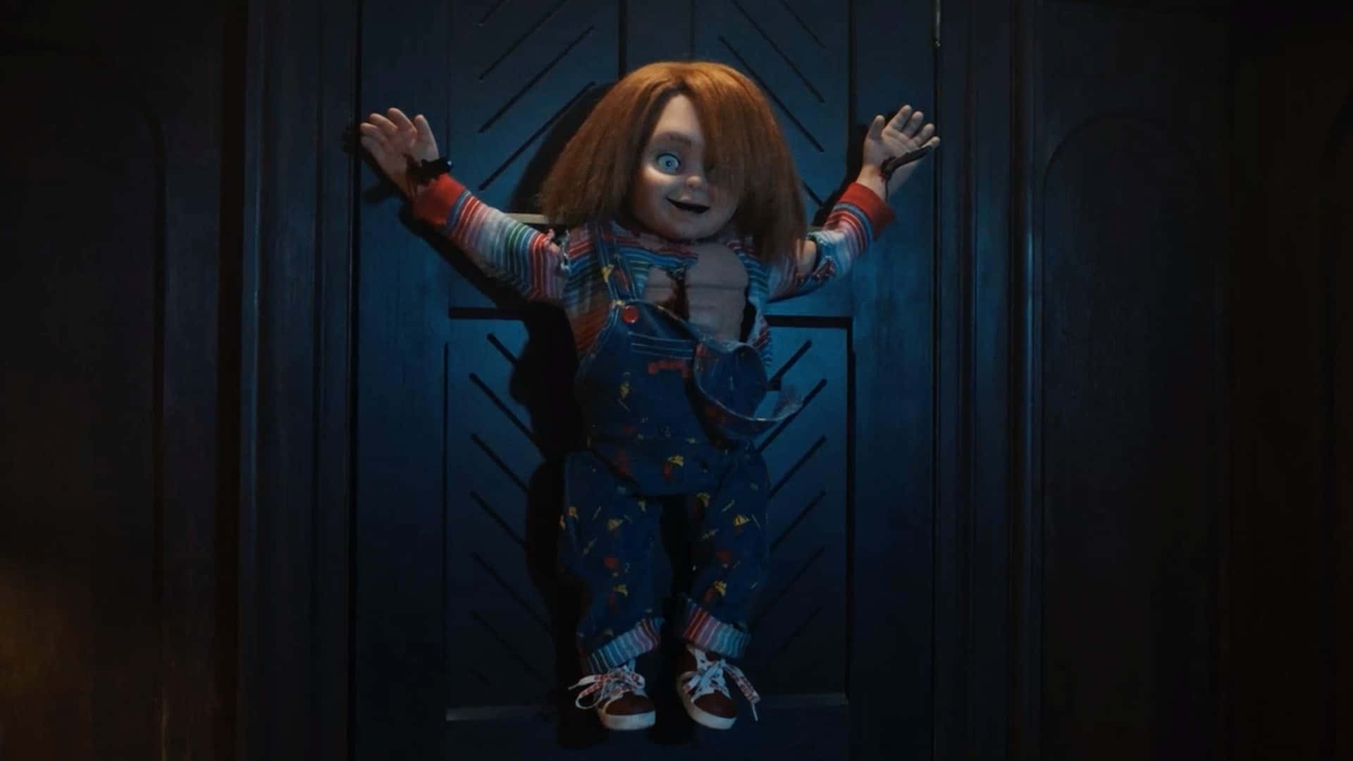 Muñecode Chucky Empalado En Una Puerta. Fondo de pantalla