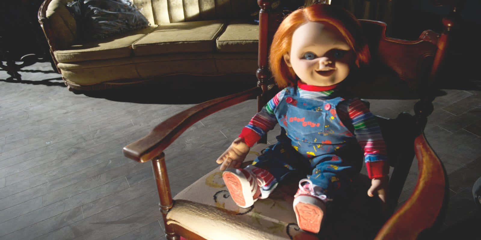 En dukke, der sidder i en stol med rødt hår Wallpaper