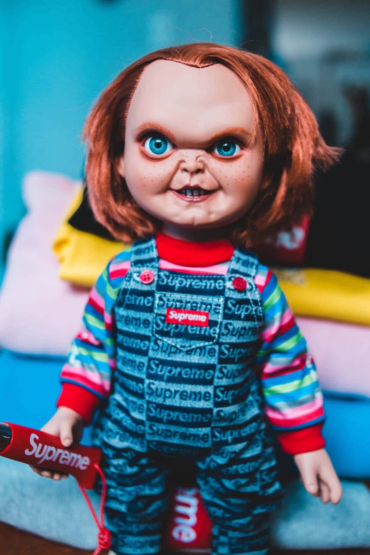 Muñecode Chucky Con Mantas Coloridas. Fondo de pantalla