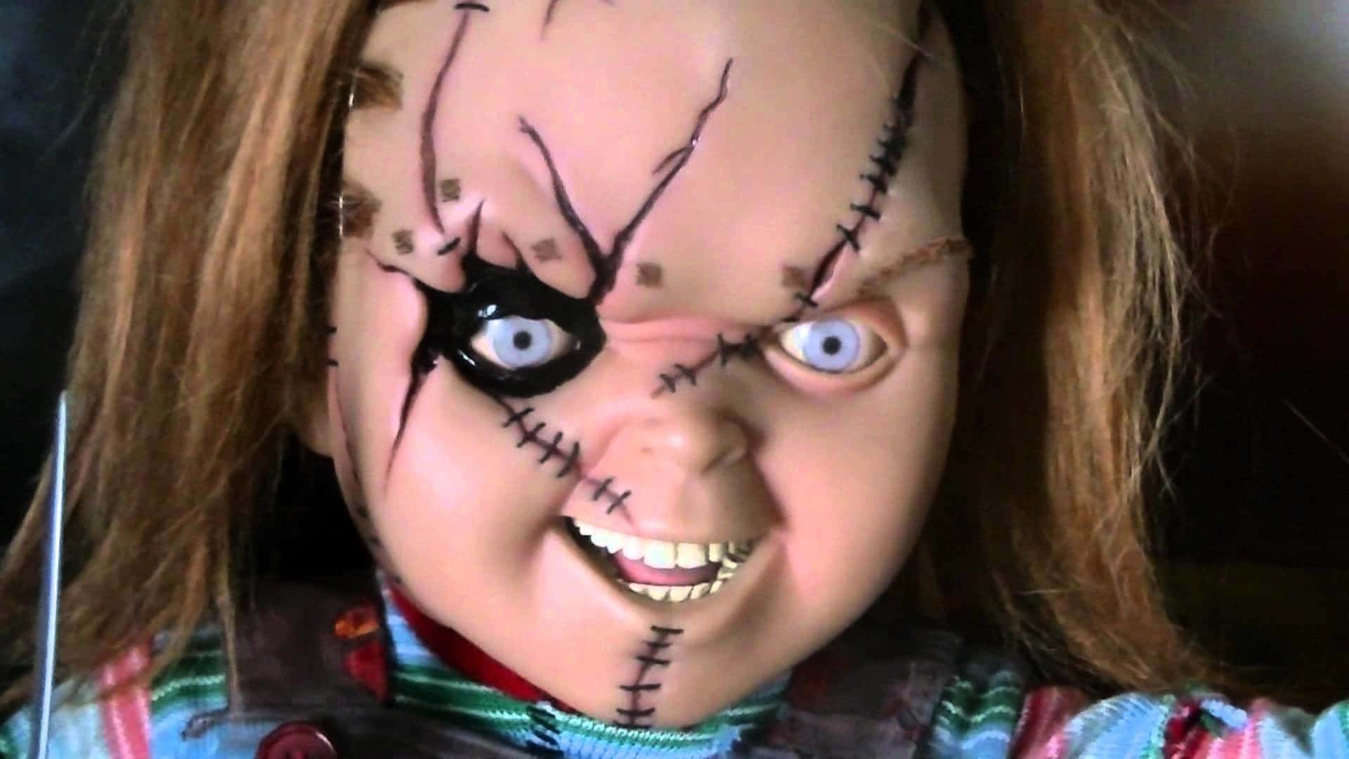 En dukke med et skræmmende ansigt og et skrig Wallpaper