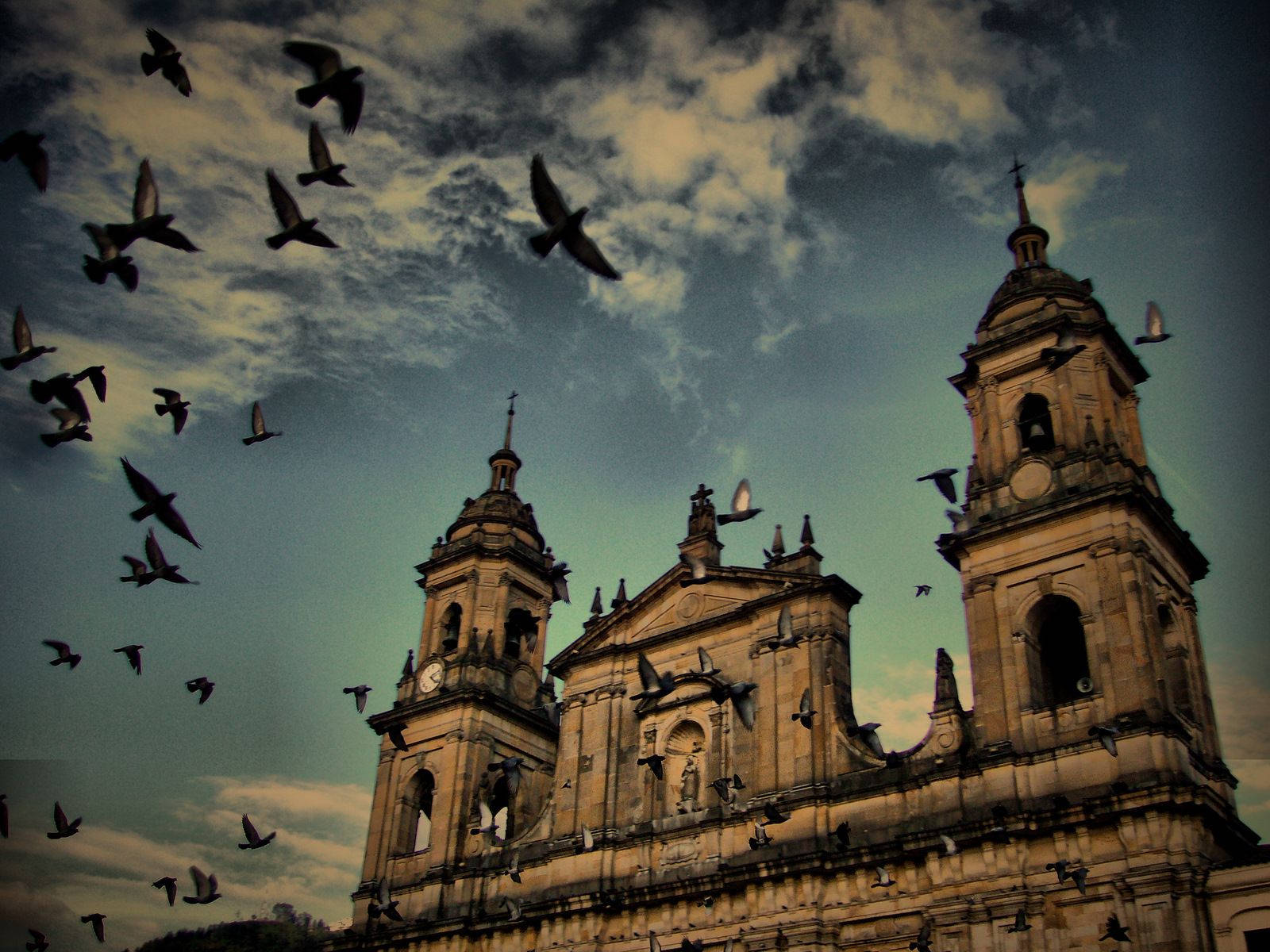 Igrejaem Bogotá Com Pombos. Papel de Parede