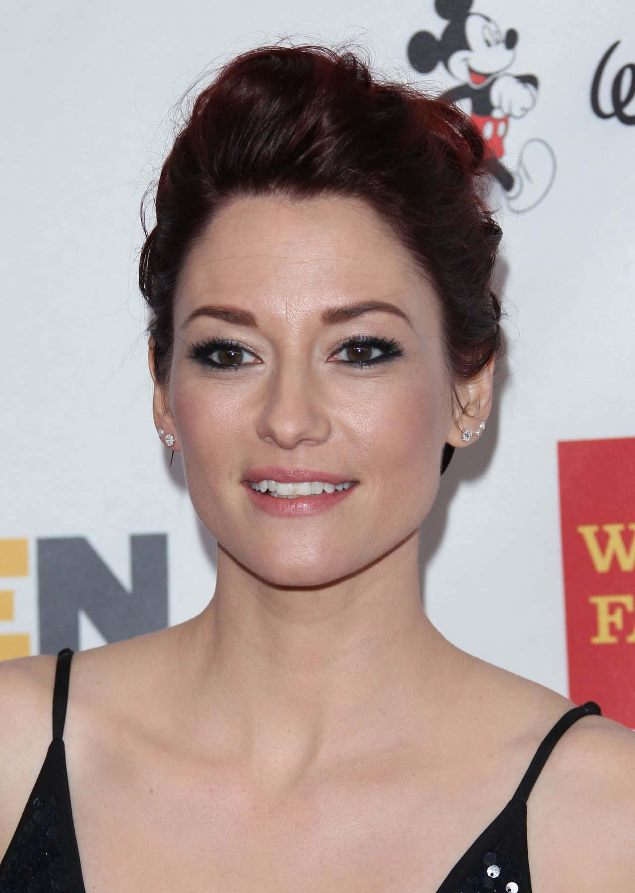 Chyler Leigh Poserer For Et Portrett Bakgrunnsbildet