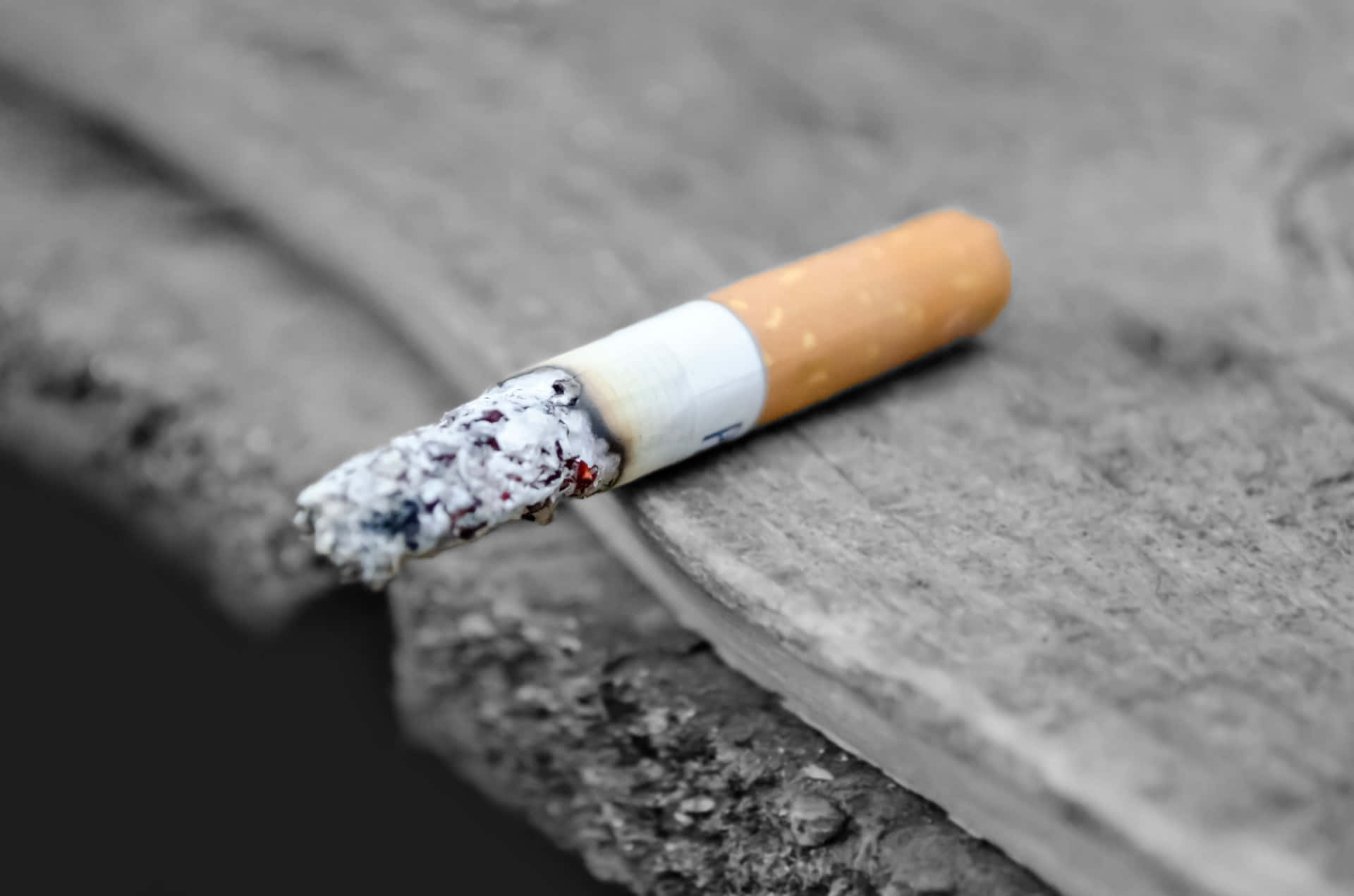 Billede af halvtforbrændt cigaret